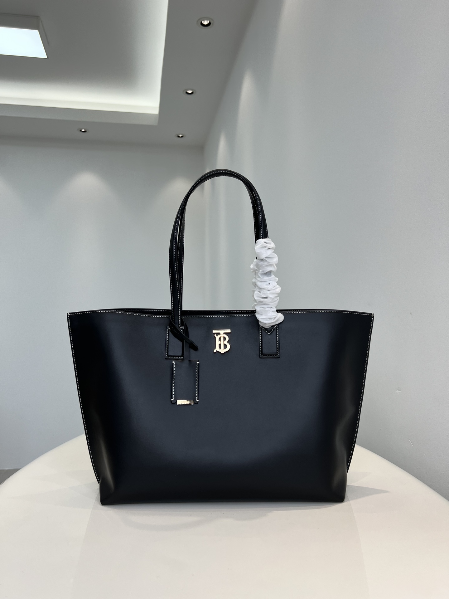 Burberry pure original bag body is made of imported custom smooth Italian tanned calfskin with bright stitching Size: 34X28X14cm 8 Burberry pure original bag body is made of imported custom smooth Italian tanned calfskin with bright stitching Size: 34X28X14cm - Image 8