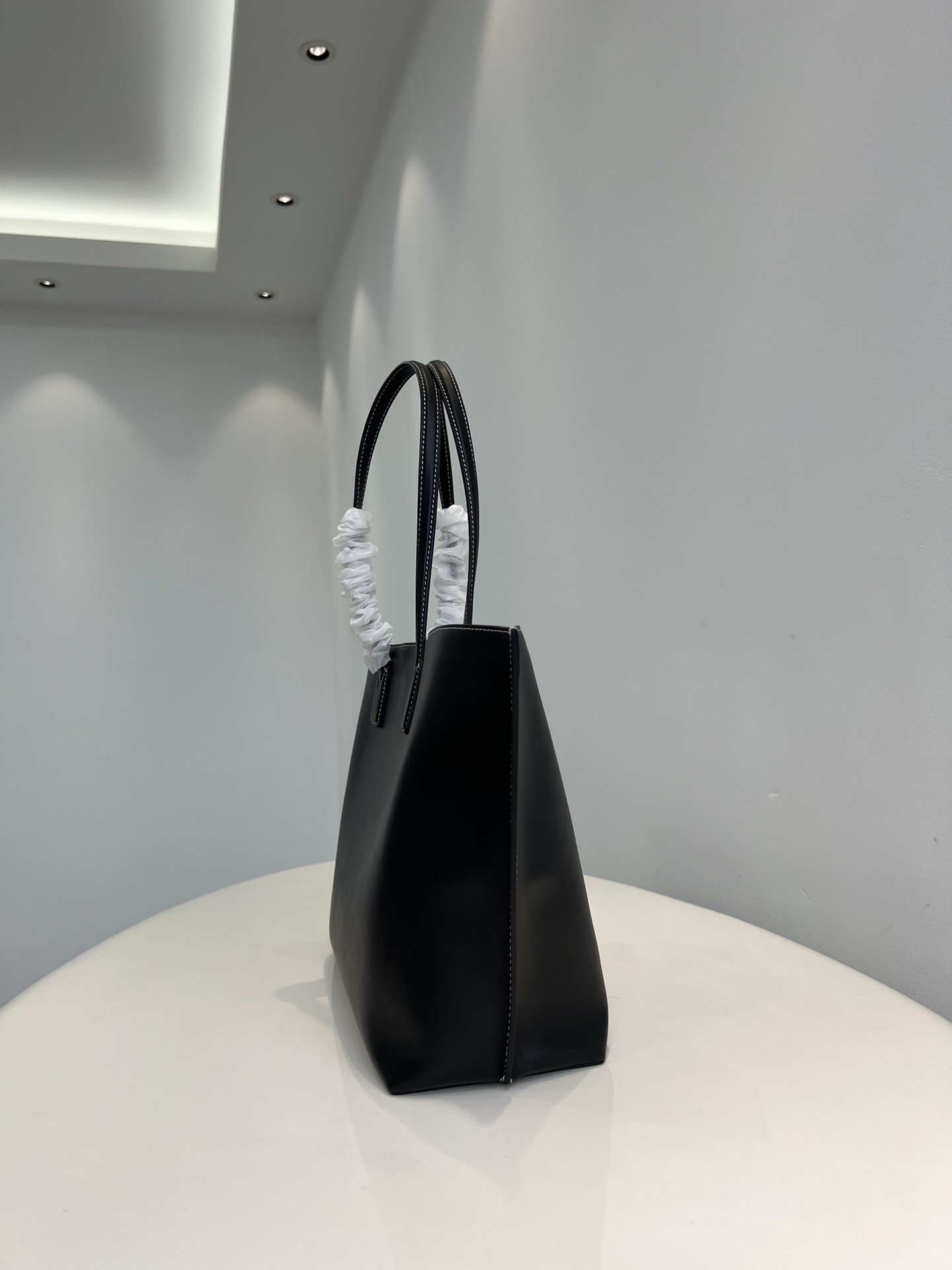 Burberry pure original bag body is made of imported custom smooth Italian tanned calfskin with bright stitching Size: 34X28X14cm 5 Burberry pure original bag body is made of imported custom smooth Italian tanned calfskin with bright stitching Size: 34X28X14cm - Image 5