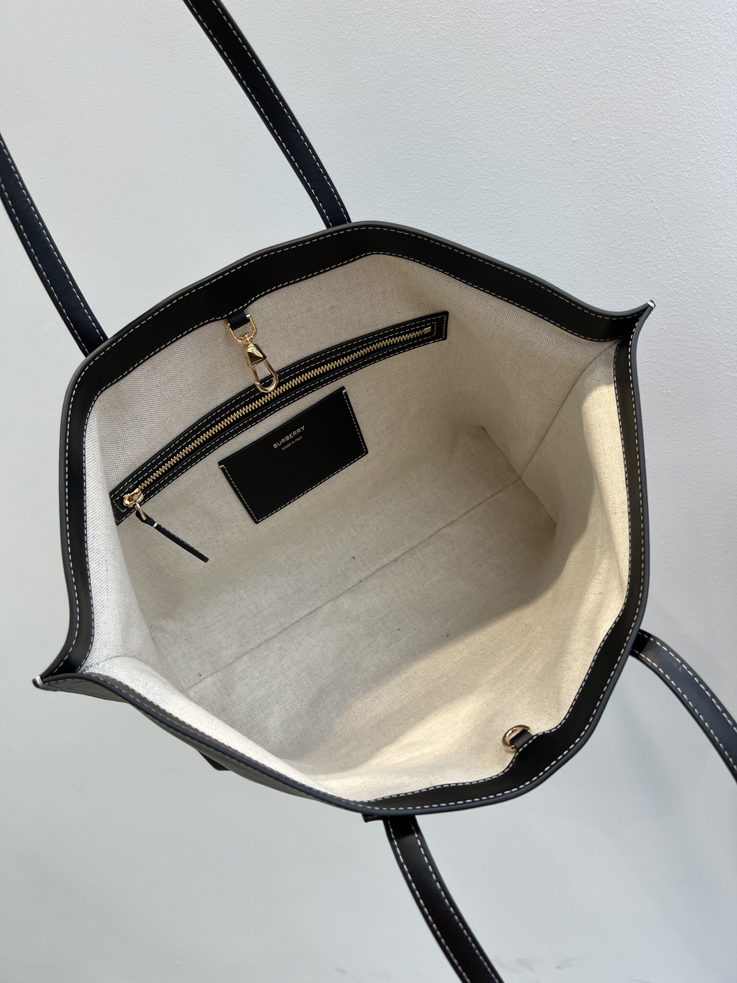 Burberry pure original bag body is made of imported custom smooth Italian tanned calfskin with bright stitching Size: 34X28X14cm 3 Burberry pure original bag body is made of imported custom smooth Italian tanned calfskin with bright stitching Size: 34X28X14cm - Image 3