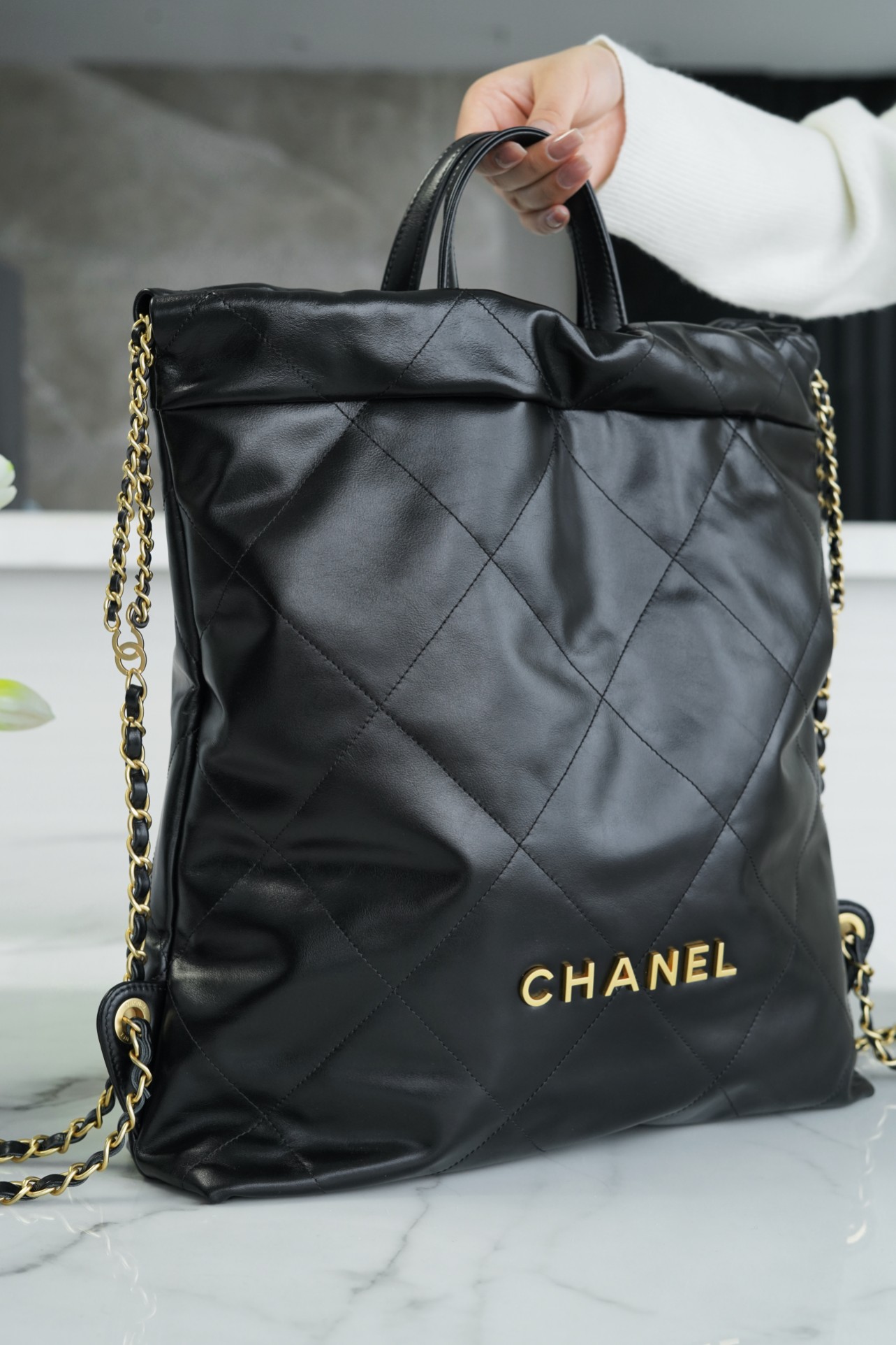 CHANEL 𝟐𝟐𝐏 Backpack➿ The shiny cowhide is smooth and has clear leather wrinkles Size: 51*40*9cm 17 CHANEL 𝟐𝟐𝐏 Backpack➿ The shiny cowhide is smooth and has clear leather wrinkles Size: 51*40*9cm - Image 17