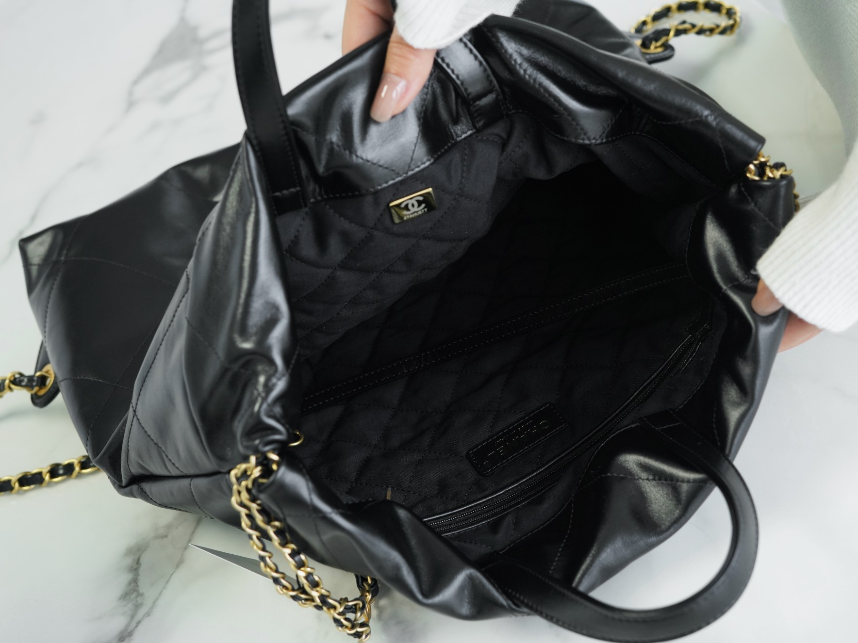 CHANEL 𝟐𝟐𝐏 Backpack➿ The shiny cowhide is smooth and has clear leather wrinkles Size: 51*40*9cm 15 CHANEL 𝟐𝟐𝐏 Backpack➿ The shiny cowhide is smooth and has clear leather wrinkles Size: 51*40*9cm - Image 15