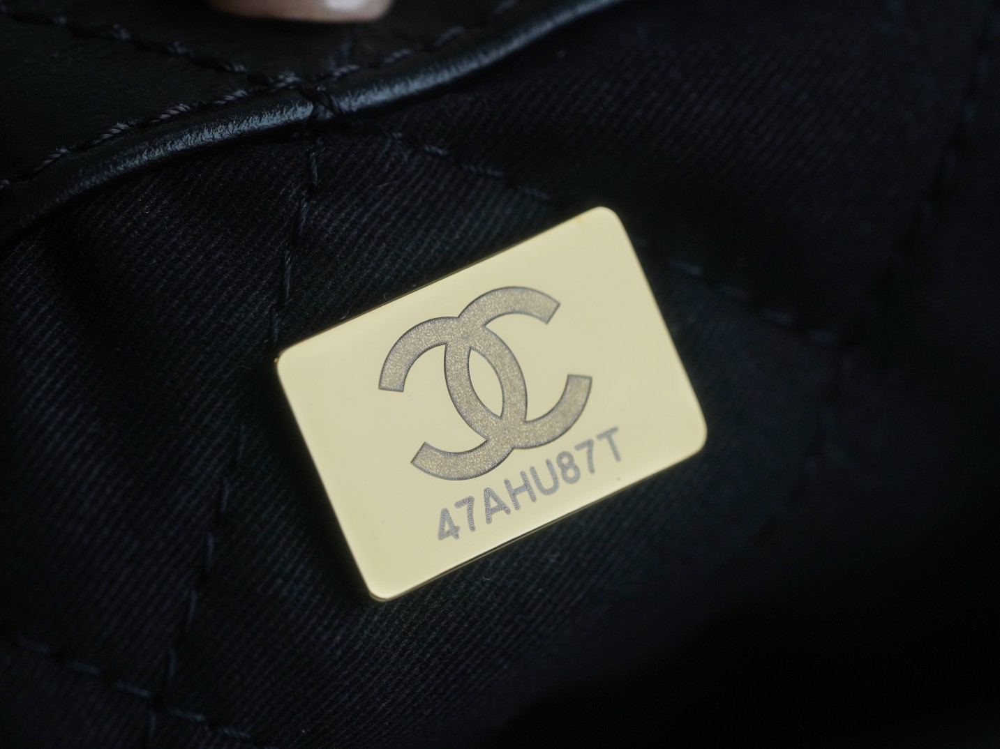 CHANEL 𝟐𝟐𝐏 Backpack➿ The shiny cowhide is smooth and has clear leather wrinkles Size: 51*40*9cm 11 CHANEL 𝟐𝟐𝐏 Backpack➿ The shiny cowhide is smooth and has clear leather wrinkles Size: 51*40*9cm - Image 11