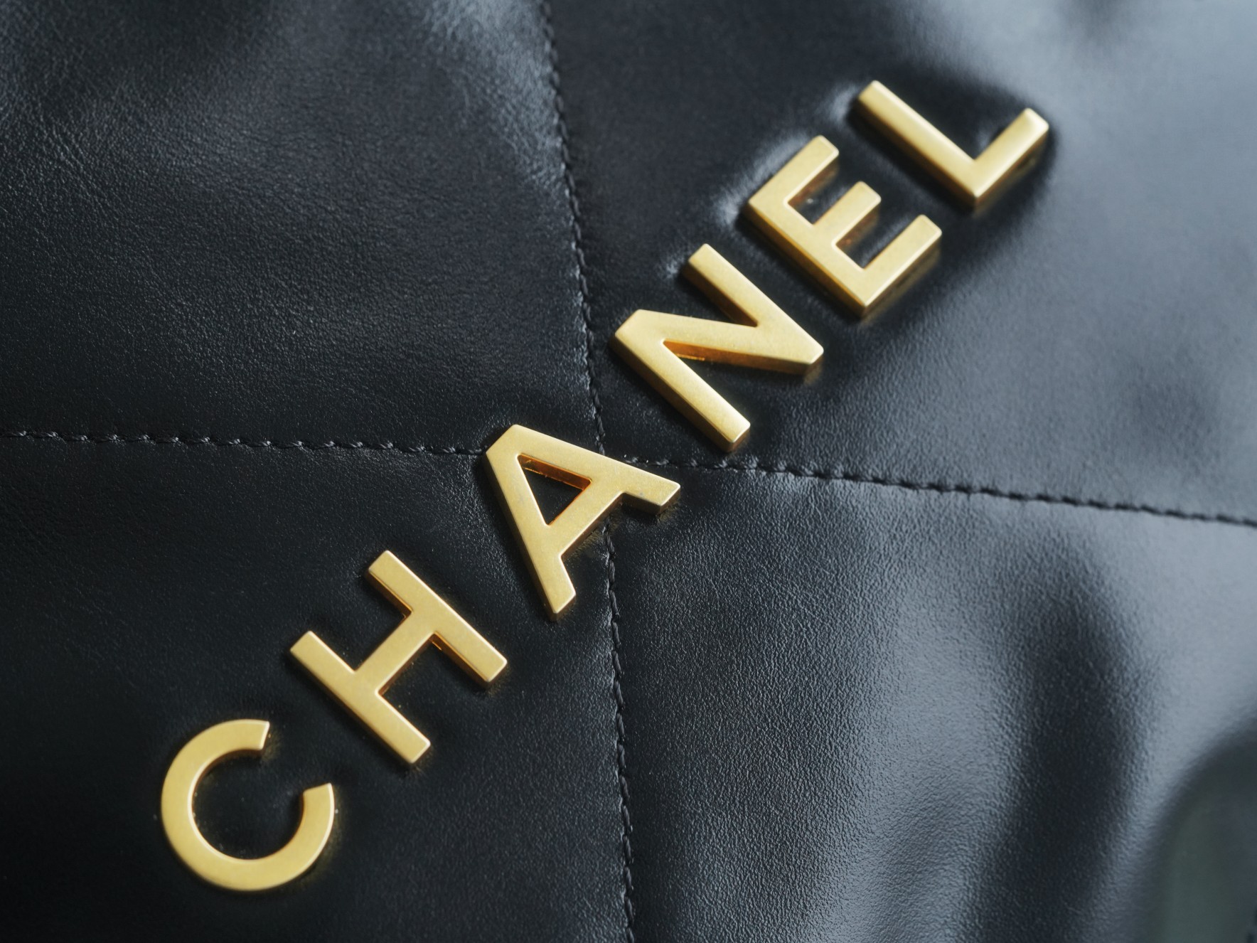 CHANEL 𝟐𝟐𝐏 Backpack➿ The shiny cowhide is smooth and has clear leather wrinkles Size: 51*40*9cm 10 CHANEL 𝟐𝟐𝐏 Backpack➿ The shiny cowhide is smooth and has clear leather wrinkles Size: 51*40*9cm - Image 10