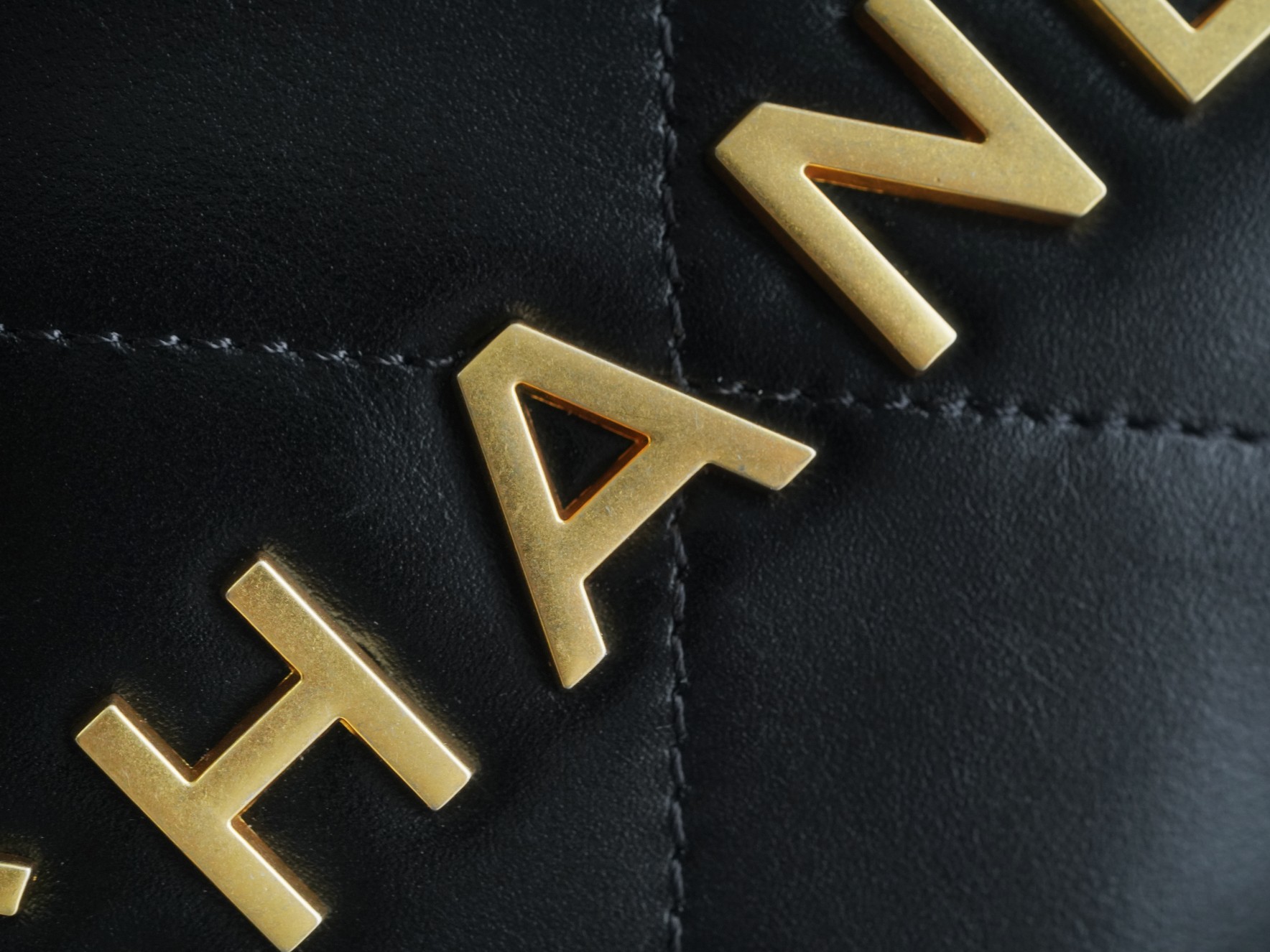 CHANEL 𝟐𝟐𝐏 Backpack➿ The shiny cowhide is smooth and has clear leather wrinkles Size: 51*40*9cm 9 CHANEL 𝟐𝟐𝐏 Backpack➿ The shiny cowhide is smooth and has clear leather wrinkles Size: 51*40*9cm - Image 9