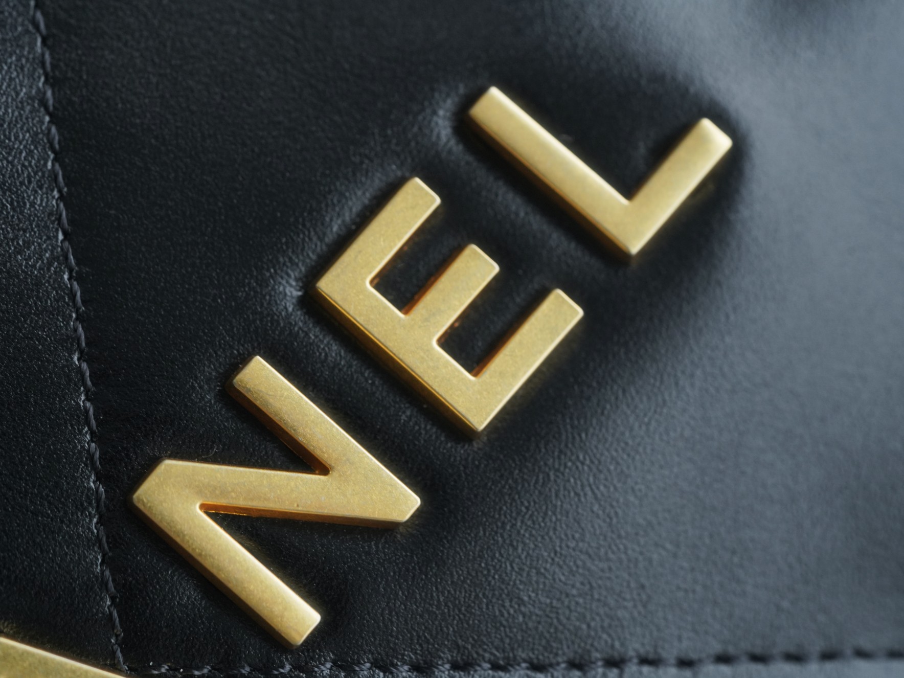 CHANEL 𝟐𝟐𝐏 Backpack➿ The shiny cowhide is smooth and has clear leather wrinkles Size: 51*40*9cm 8 CHANEL 𝟐𝟐𝐏 Backpack➿ The shiny cowhide is smooth and has clear leather wrinkles Size: 51*40*9cm - Image 8