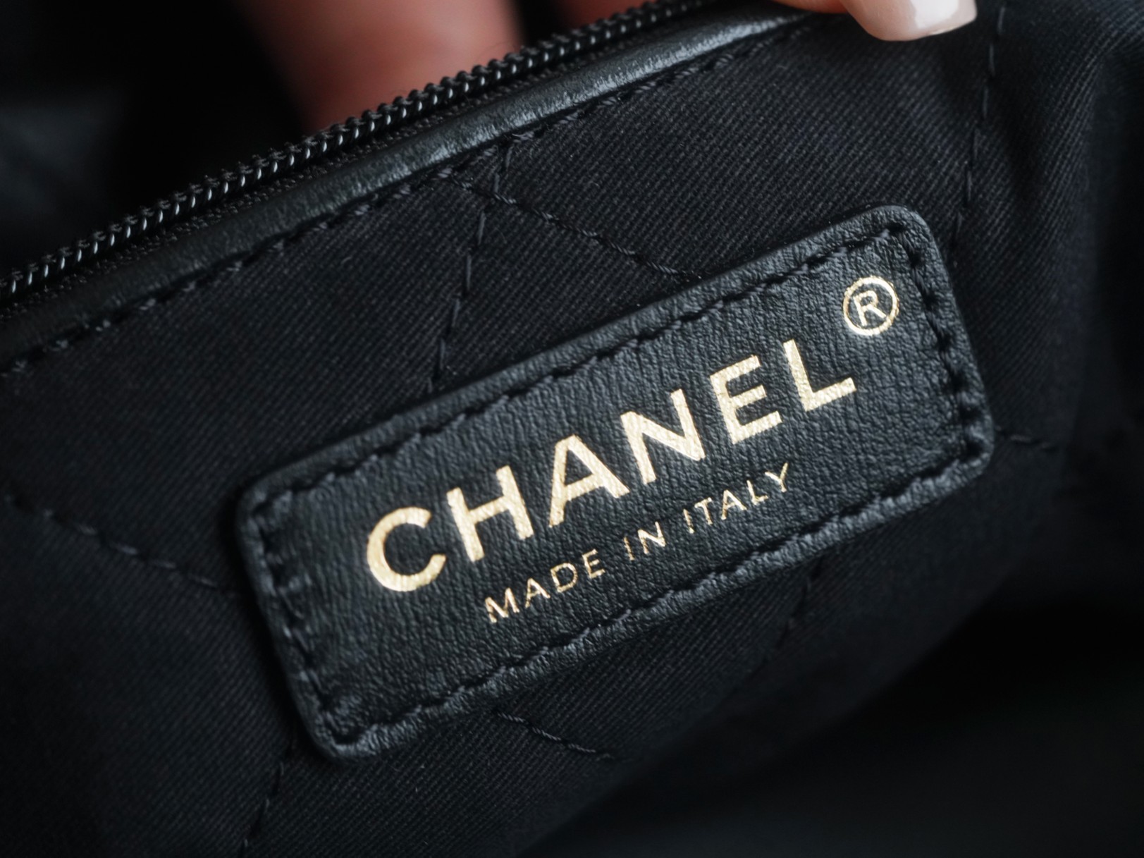 CHANEL 𝟐𝟐𝐏 Backpack➿ The shiny cowhide is smooth and has clear leather wrinkles Size: 51*40*9cm 7 CHANEL 𝟐𝟐𝐏 Backpack➿ The shiny cowhide is smooth and has clear leather wrinkles Size: 51*40*9cm - Image 7