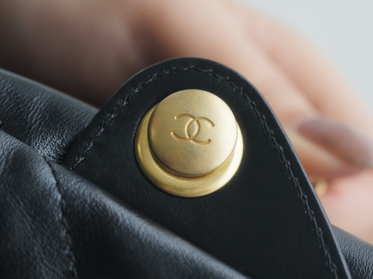 CHANEL 𝟐𝟐𝐏 Backpack➿ The shiny cowhide is smooth and has clear leather wrinkles Size: 51*40*9cm 6 CHANEL 𝟐𝟐𝐏 Backpack➿ The shiny cowhide is smooth and has clear leather wrinkles Size: 51*40*9cm - Image 6
