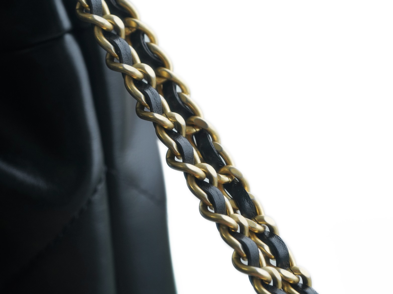 CHANEL 𝟐𝟐𝐏 Backpack➿ The shiny cowhide is smooth and has clear leather wrinkles Size: 51*40*9cm 4 CHANEL 𝟐𝟐𝐏 Backpack➿ The shiny cowhide is smooth and has clear leather wrinkles Size: 51*40*9cm - Image 4