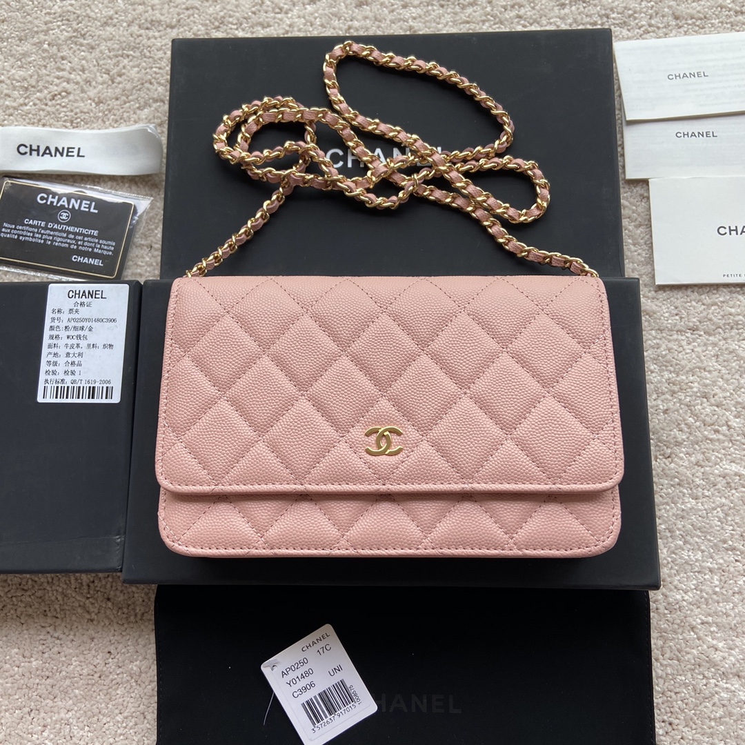 CHANEL White sheepskin with silver steel label w20×h13×d3.5cm