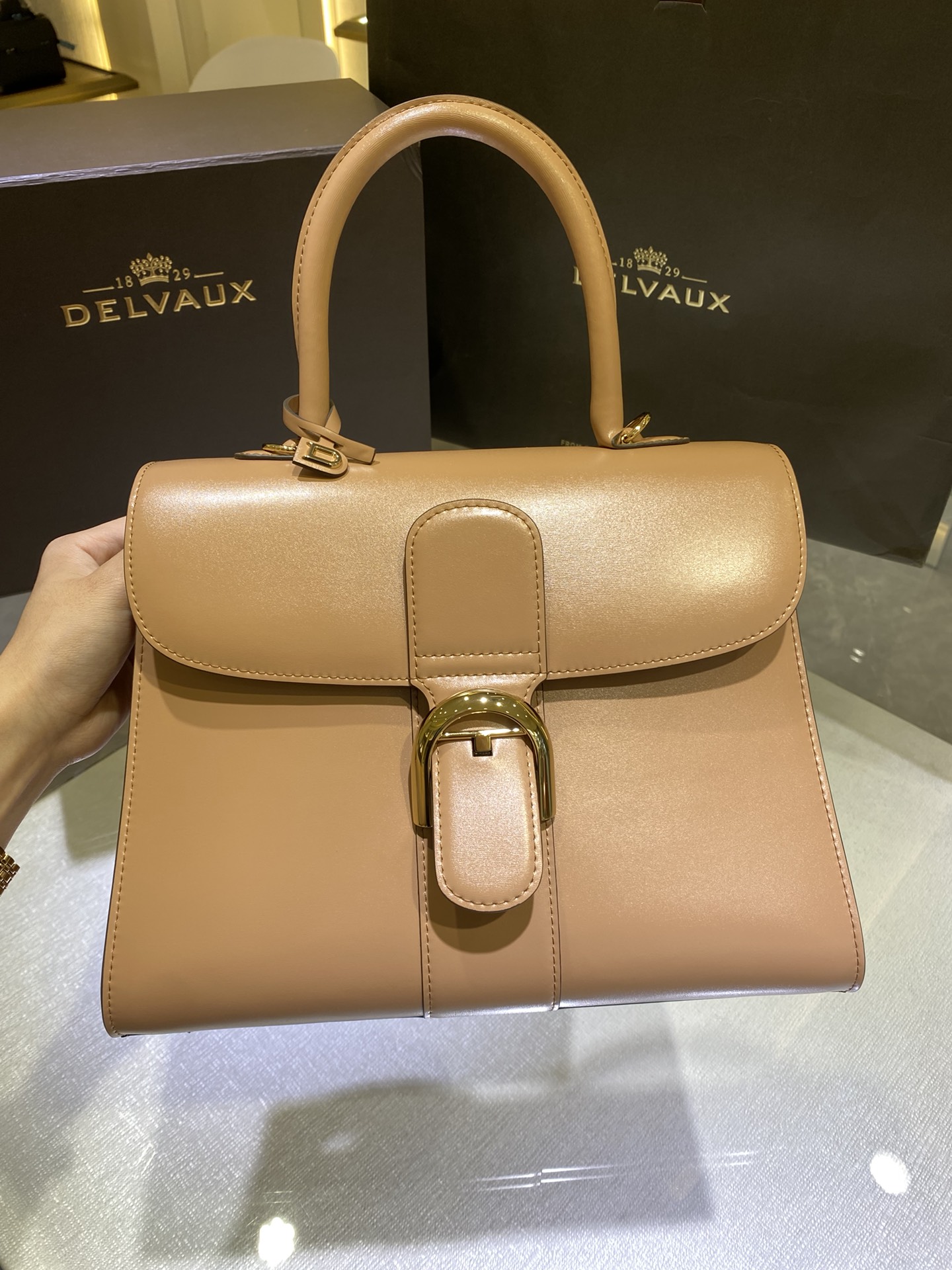 Delvaux Delvo box milk tea color Belgian 🇧🇪 Royal brand Size: 28*13.5*21.5