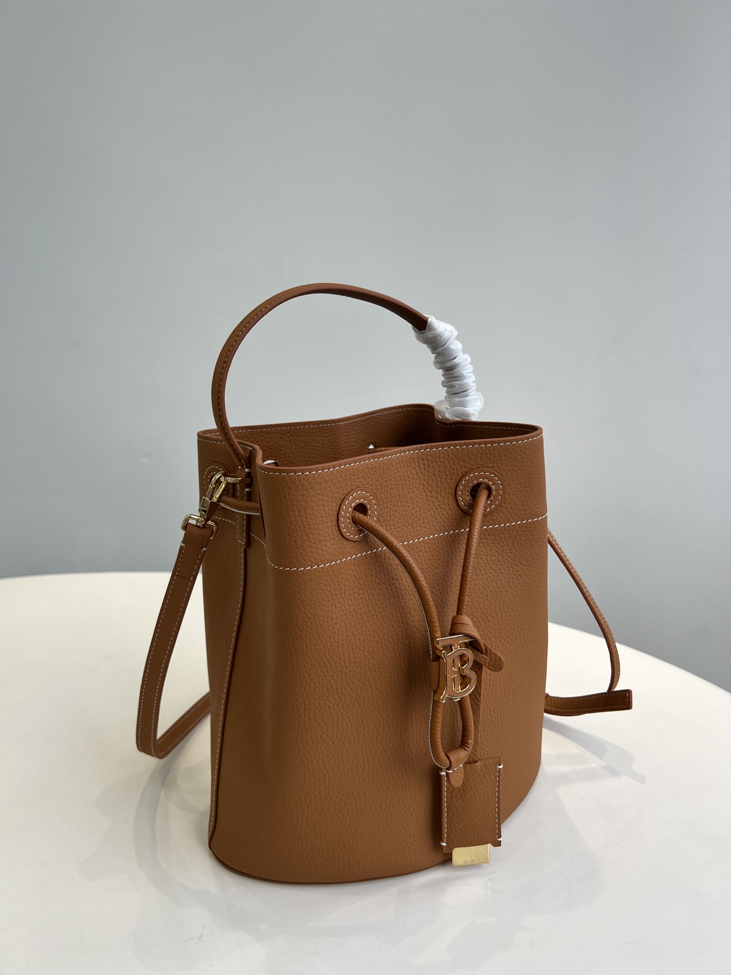Burberry pure original lychee grain cowhide TB metal leather bucket bag, in the new autumn 22s, the designer Mr. Riccardon Size: 26X26X16cm 3 Burberry pure original lychee grain cowhide TB metal leather bucket bag, in the new autumn 22s, the designer Mr. Riccardon Size: 26X26X16cm - Image 3