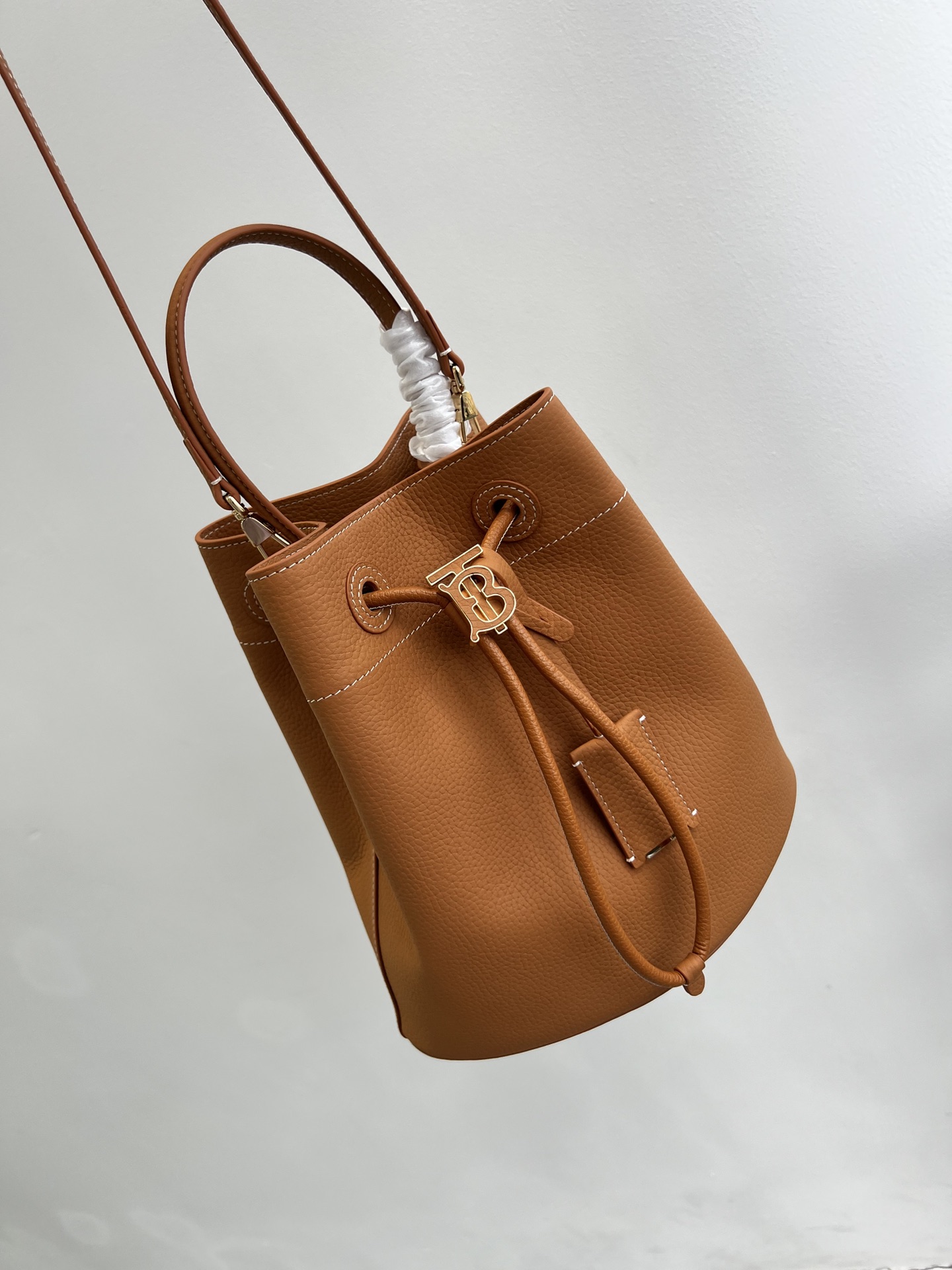 Burberry pure original lychee grain cowhide TB metal leather bucket bag, in the new autumn 22s, the designer Mr. Riccardon Size: 26X26X16cm 8 Burberry pure original lychee grain cowhide TB metal leather bucket bag, in the new autumn 22s, the designer Mr. Riccardon Size: 26X26X16cm - Image 8