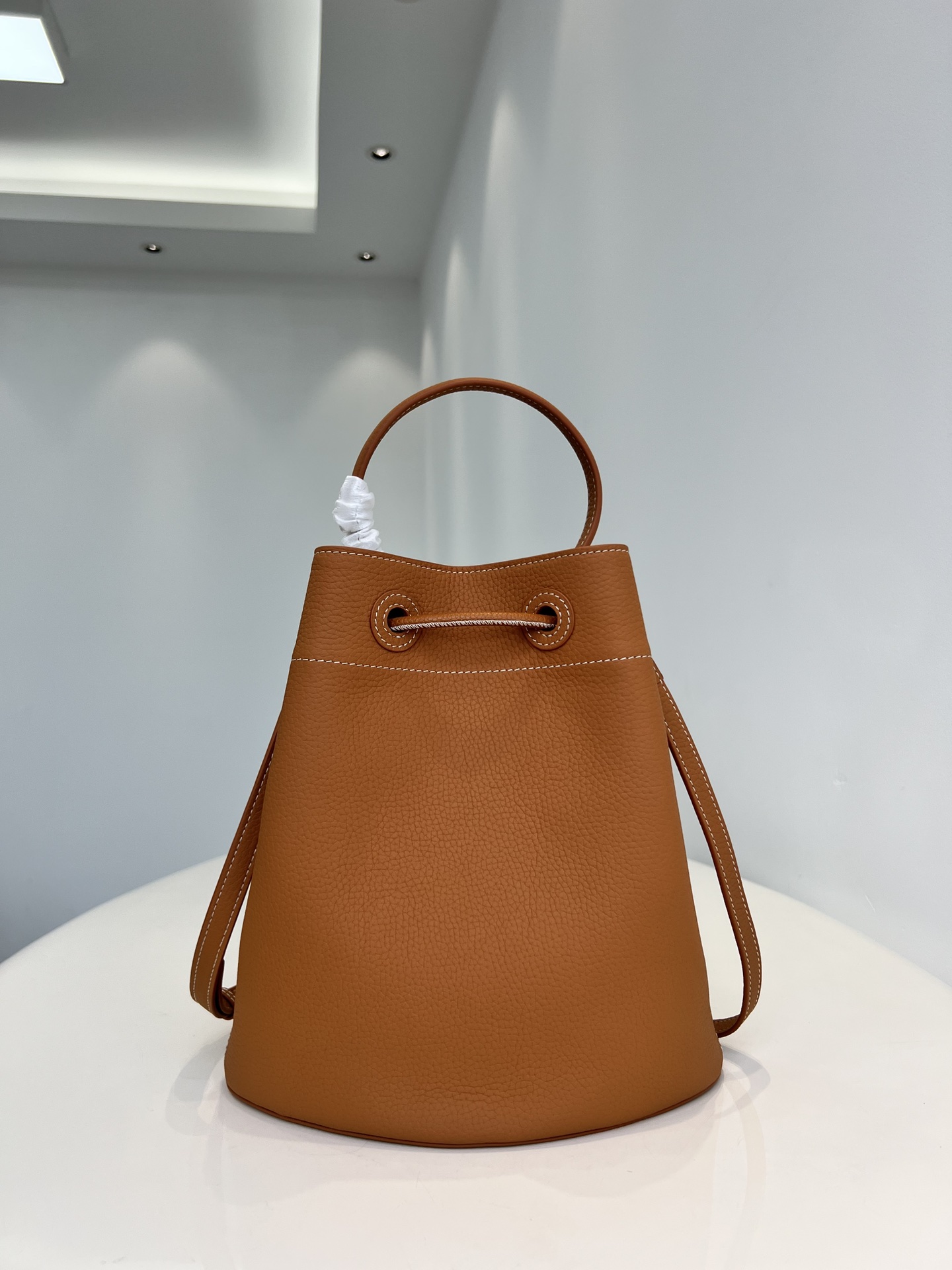 Burberry pure original lychee grain cowhide TB metal leather bucket bag, in the new autumn 22s, the designer Mr. Riccardon Size: 26X26X16cm 5 Burberry pure original lychee grain cowhide TB metal leather bucket bag, in the new autumn 22s, the designer Mr. Riccardon Size: 26X26X16cm - Image 5