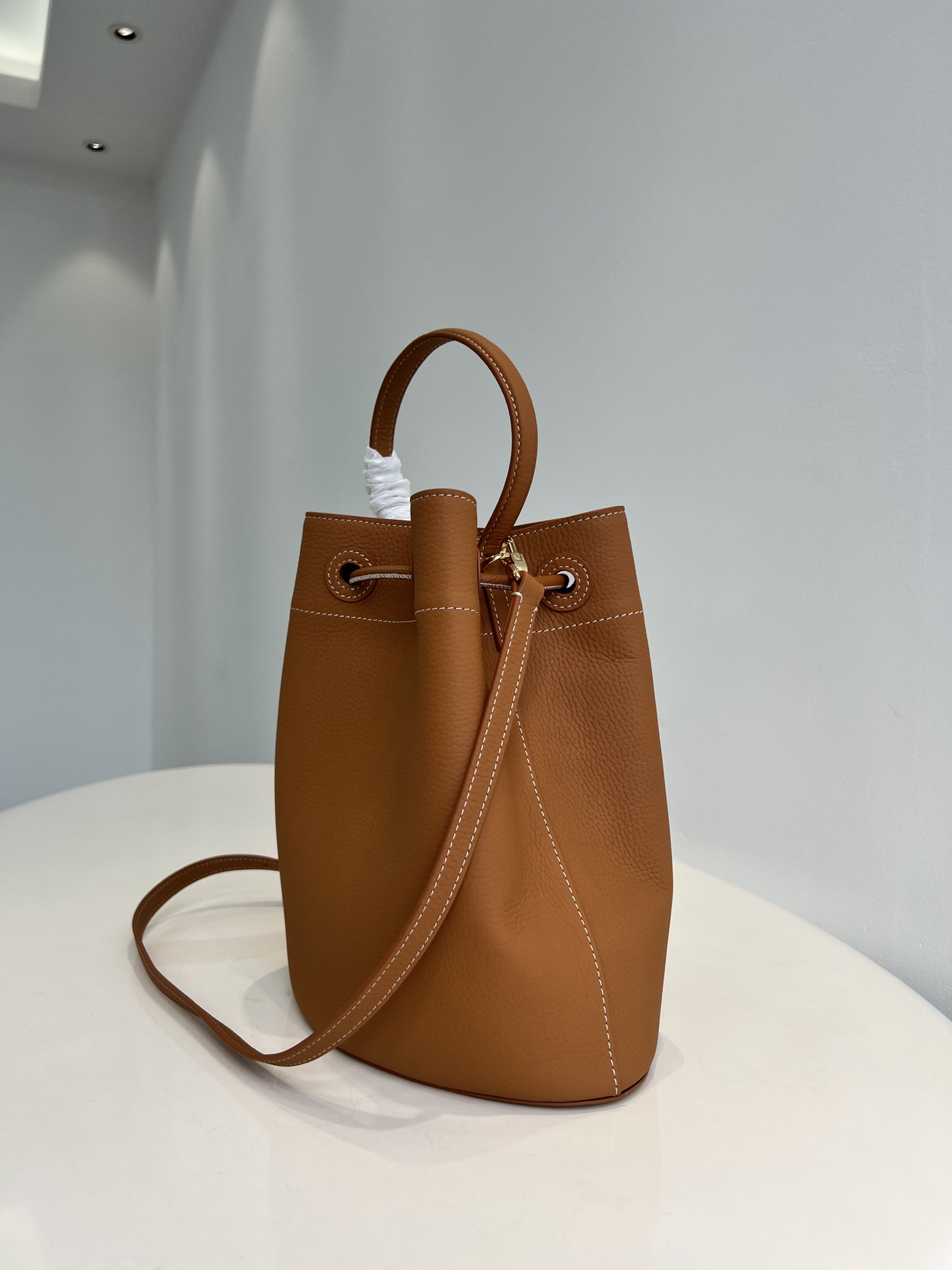 Burberry pure original lychee grain cowhide TB metal leather bucket bag, in the new autumn 22s, the designer Mr. Riccardon Size: 26X26X16cm 6 Burberry pure original lychee grain cowhide TB metal leather bucket bag, in the new autumn 22s, the designer Mr. Riccardon Size: 26X26X16cm - Image 6