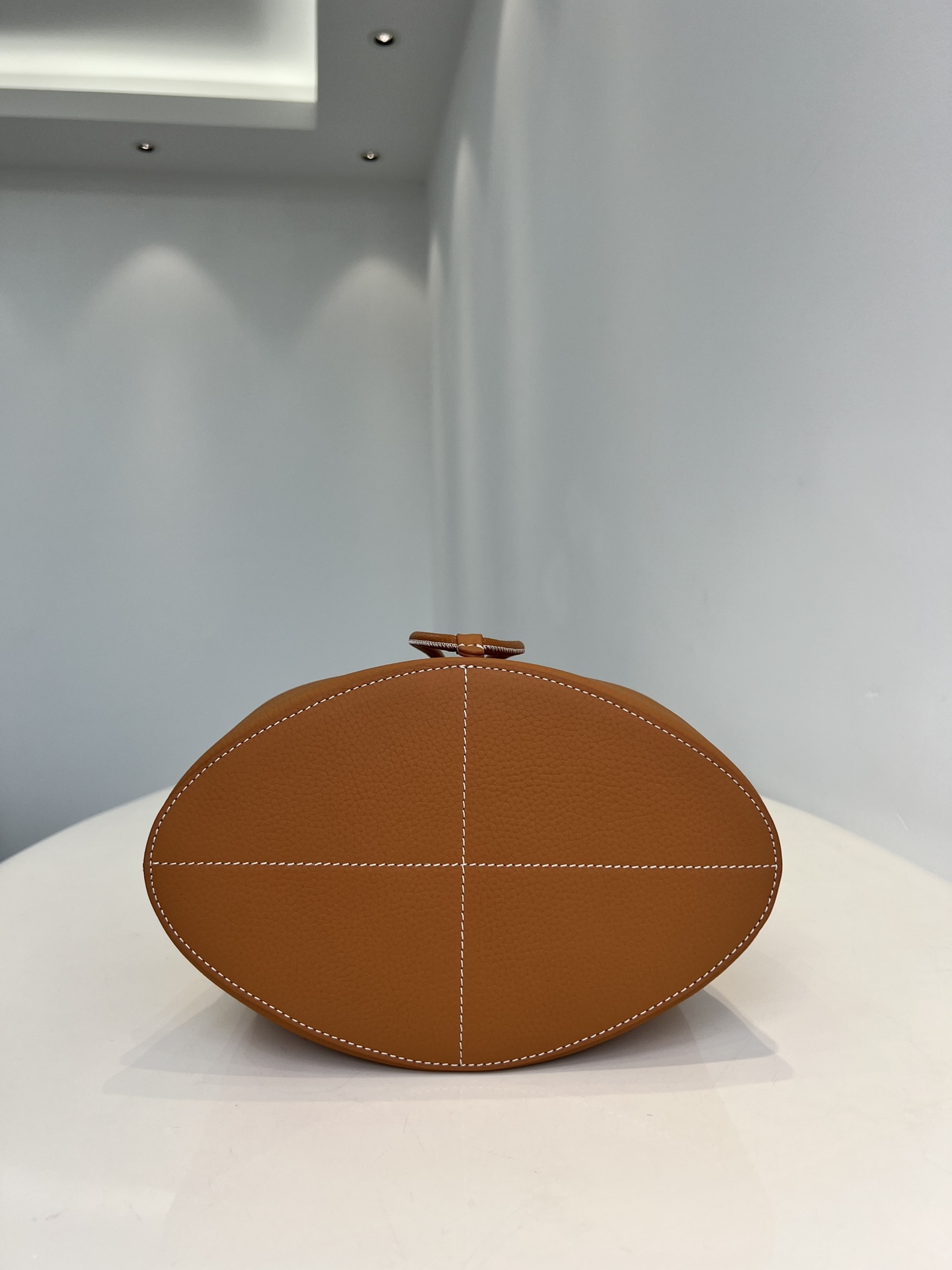 Burberry pure original lychee grain cowhide TB metal leather bucket bag, in the new autumn 22s, the designer Mr. Riccardon Size: 26X26X16cm 4 Burberry pure original lychee grain cowhide TB metal leather bucket bag, in the new autumn 22s, the designer Mr. Riccardon Size: 26X26X16cm - Image 4