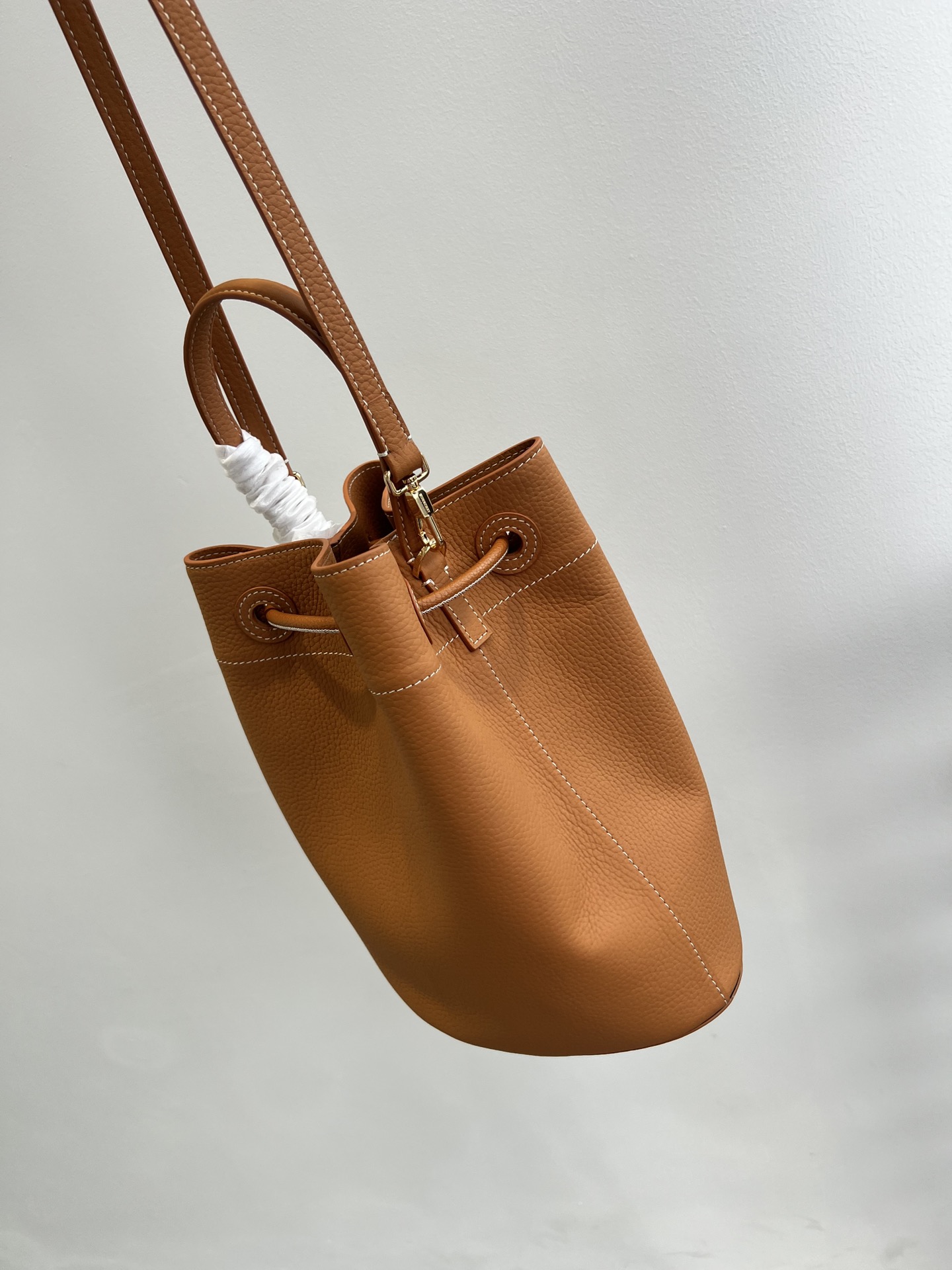 Burberry pure original lychee grain cowhide TB metal leather bucket bag, in the new autumn 22s, the designer Mr. Riccardon Size: 26X26X16cm 7 Burberry pure original lychee grain cowhide TB metal leather bucket bag, in the new autumn 22s, the designer Mr. Riccardon Size: 26X26X16cm - Image 7