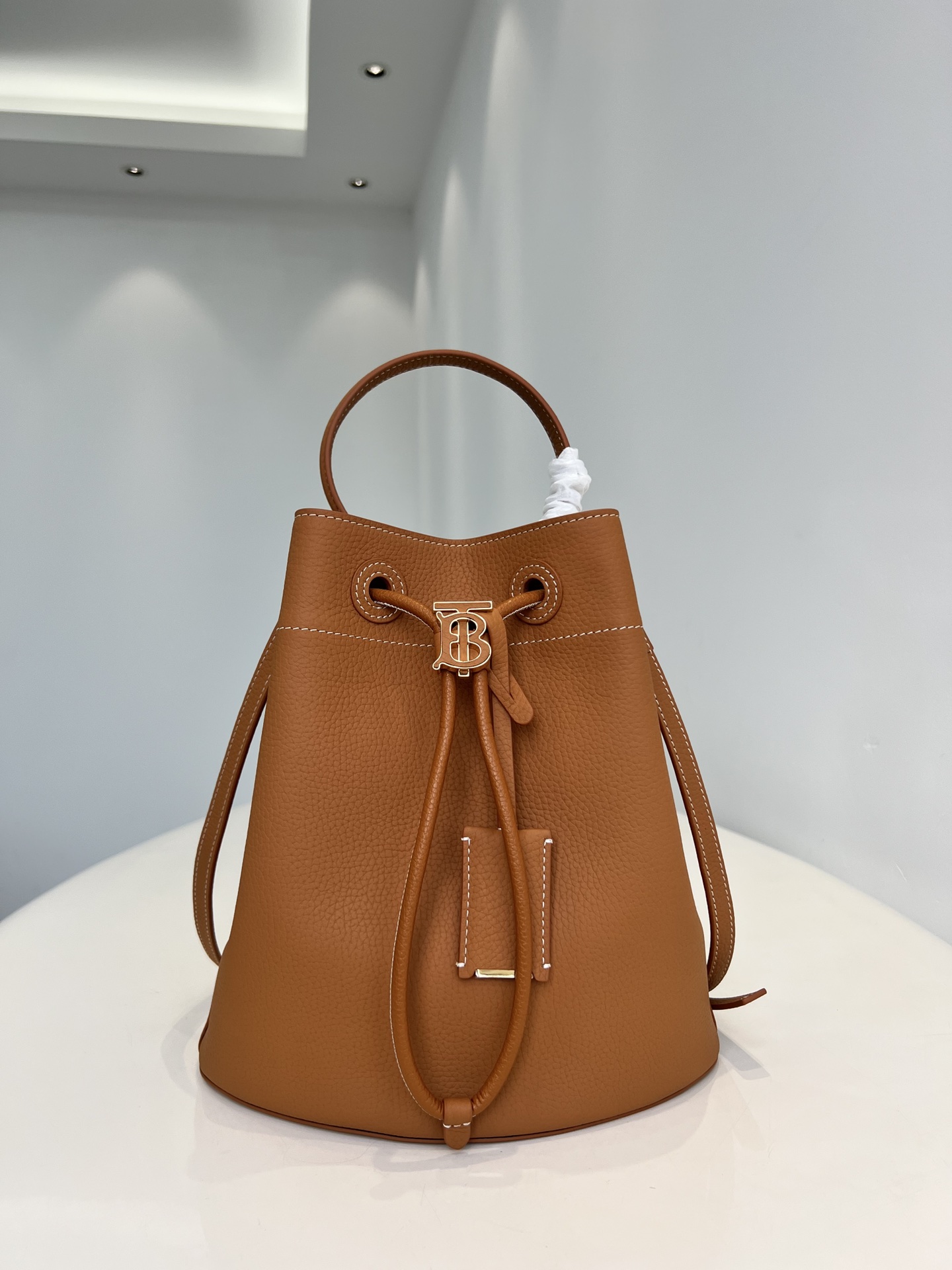 Burberry pure original lychee grain cowhide TB metal leather bucket bag, in the new autumn 22s, the designer Mr. Riccardon Size: 26X26X16cm 9 Burberry pure original lychee grain cowhide TB metal leather bucket bag, in the new autumn 22s, the designer Mr. Riccardon Size: 26X26X16cm - Image 9