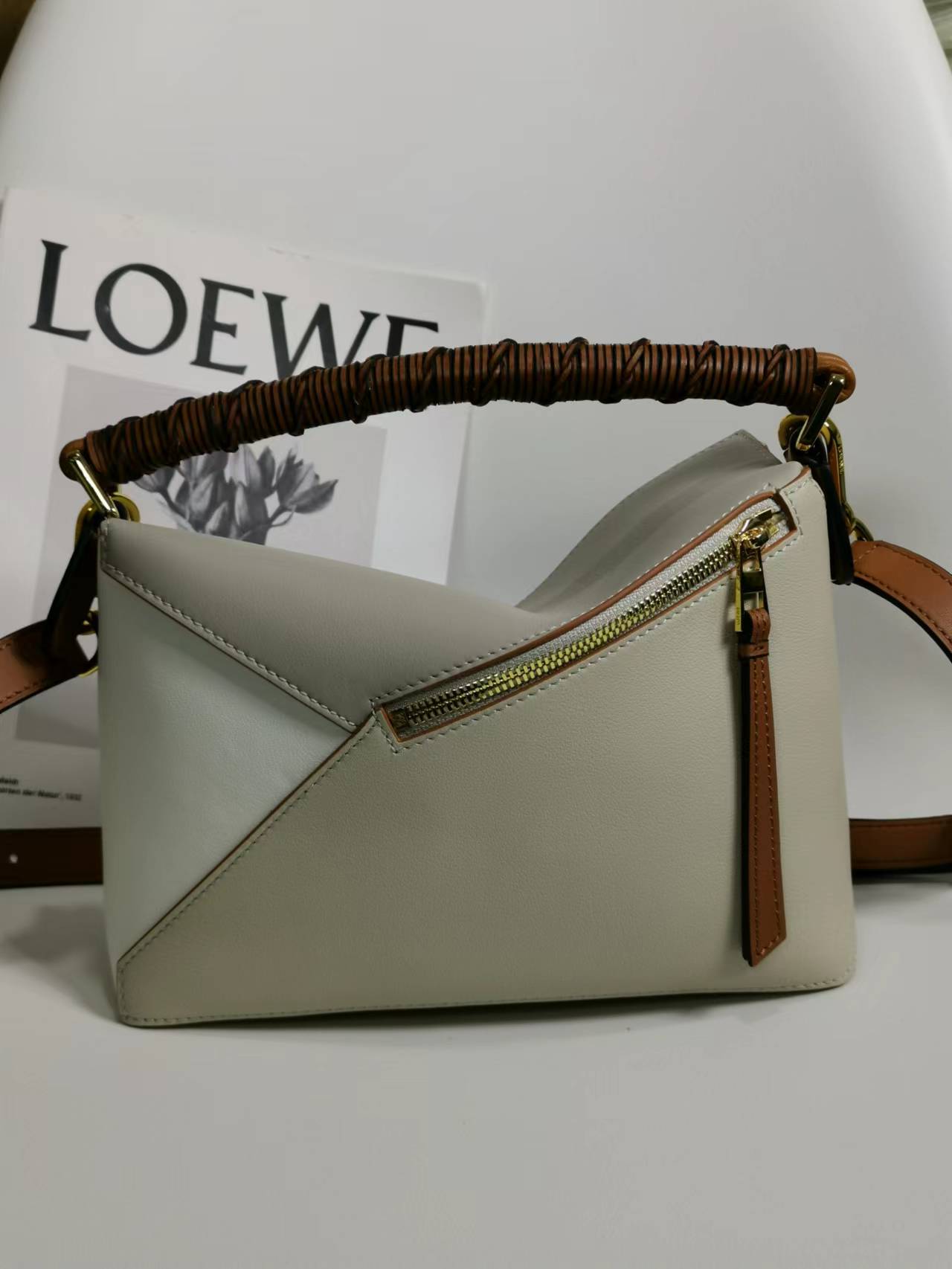 LOEWE Model 3001A, Made of imported Spanish calfskin, the leather small size 24-14-11
