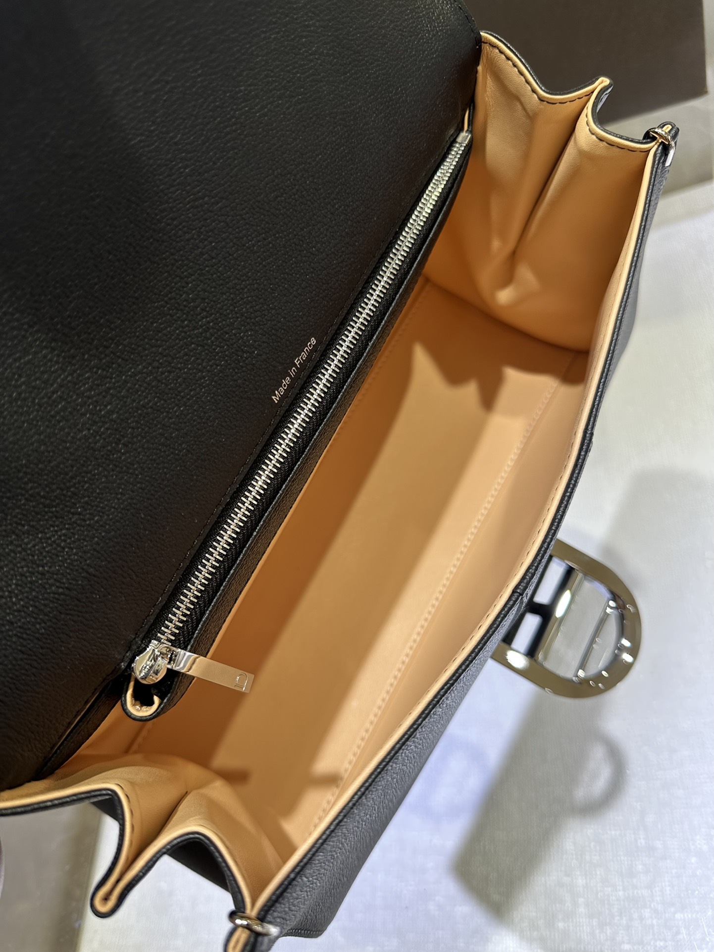 Delvaux brillant togo leather Belgian 🇧🇪 Royal brand Size: 28*11*16 4 Delvaux brillant togo leather Belgian 🇧🇪 Royal brand Size: 28*11*16 - Image 4