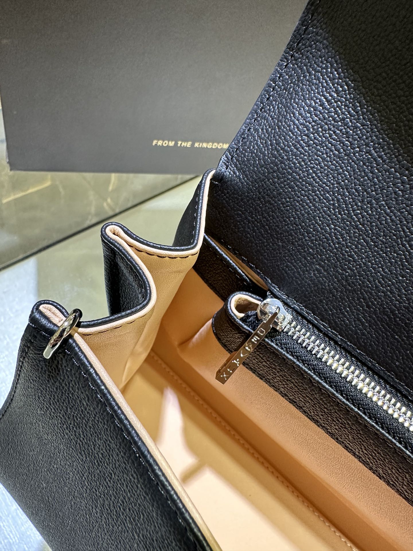 Delvaux brillant togo leather Belgian 🇧🇪 Royal brand Size: 28*11*16 3 Delvaux brillant togo leather Belgian 🇧🇪 Royal brand Size: 28*11*16 - Image 3