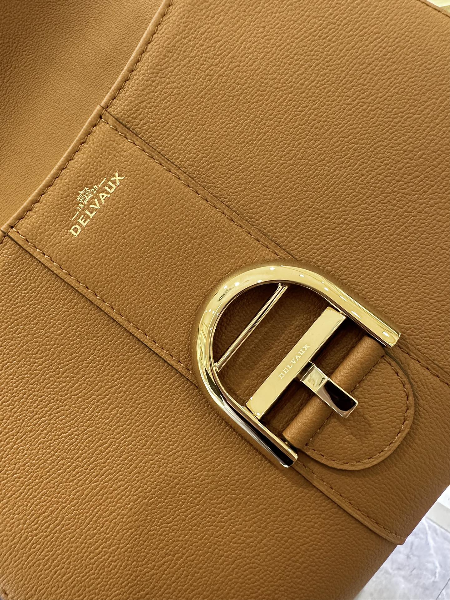 Delvaux Bag Summer Collection The classic model created in 1958 is the symbol of the Delvaux House. Made of Rodéo Calf grained calfskin Size: 24*12*19 3 Delvaux Bag Summer Collection The classic model created in 1958 is the symbol of the Delvaux House. Made of Rodéo Calf grained calfskin Size: 24*12*19 - Image 3
