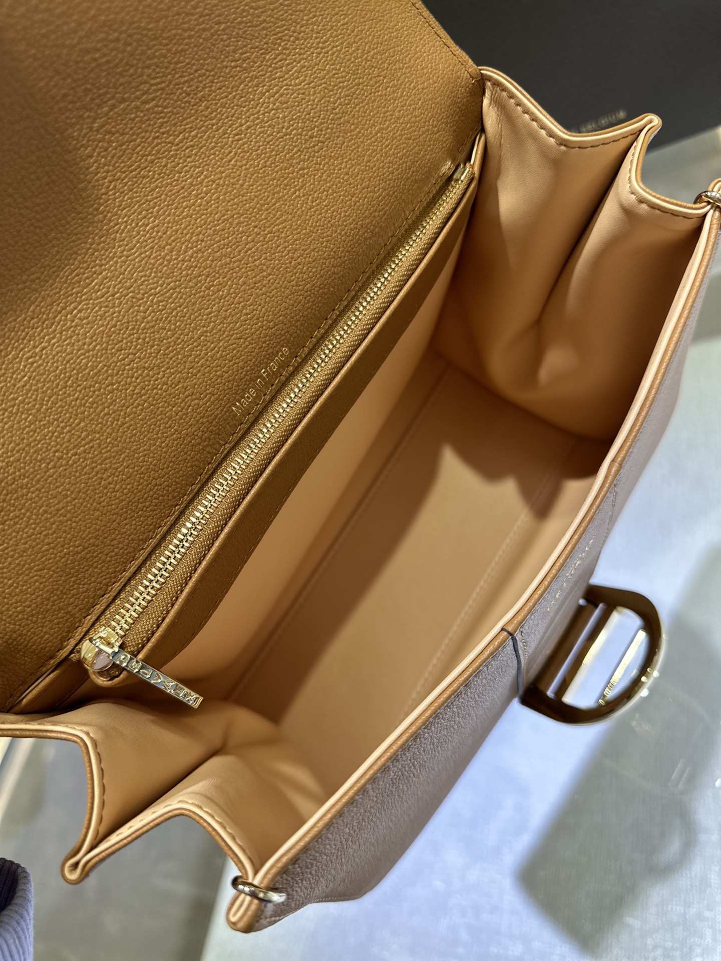 Delvaux Bag Summer Collection The classic model created in 1958 is the symbol of the Delvaux House. Made of Rodéo Calf grained calfskin Size: 24*12*19 4 Delvaux Bag Summer Collection The classic model created in 1958 is the symbol of the Delvaux House. Made of Rodéo Calf grained calfskin Size: 24*12*19 - Image 4