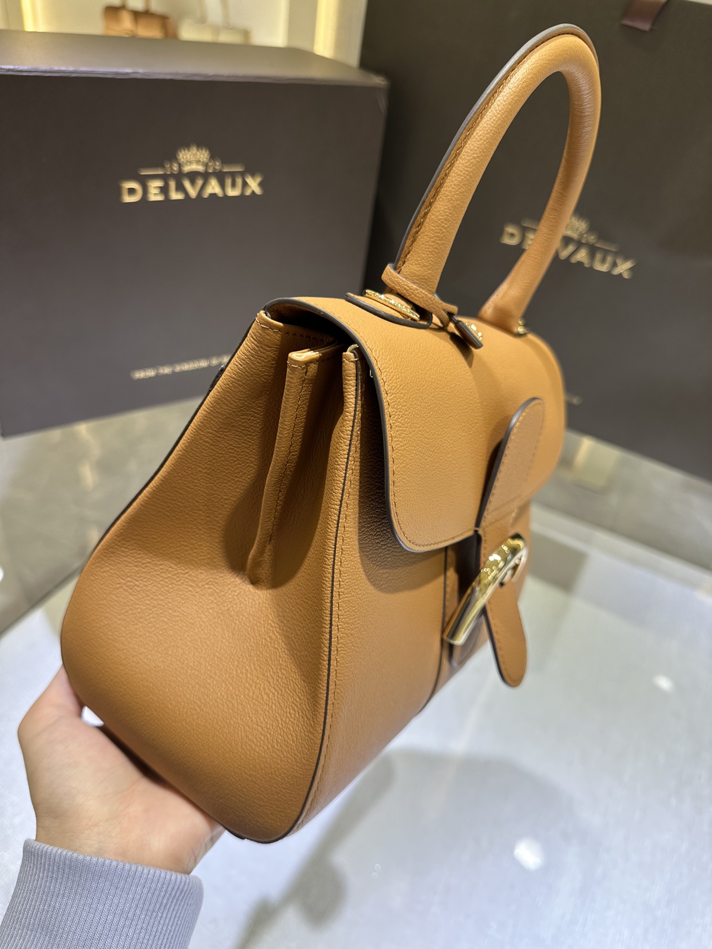 Delvaux Bag Summer Collection The classic model created in 1958 is the symbol of the Delvaux House. Made of Rodéo Calf grained calfskin Size: 24*12*19 6 Delvaux Bag Summer Collection The classic model created in 1958 is the symbol of the Delvaux House. Made of Rodéo Calf grained calfskin Size: 24*12*19 - Image 6