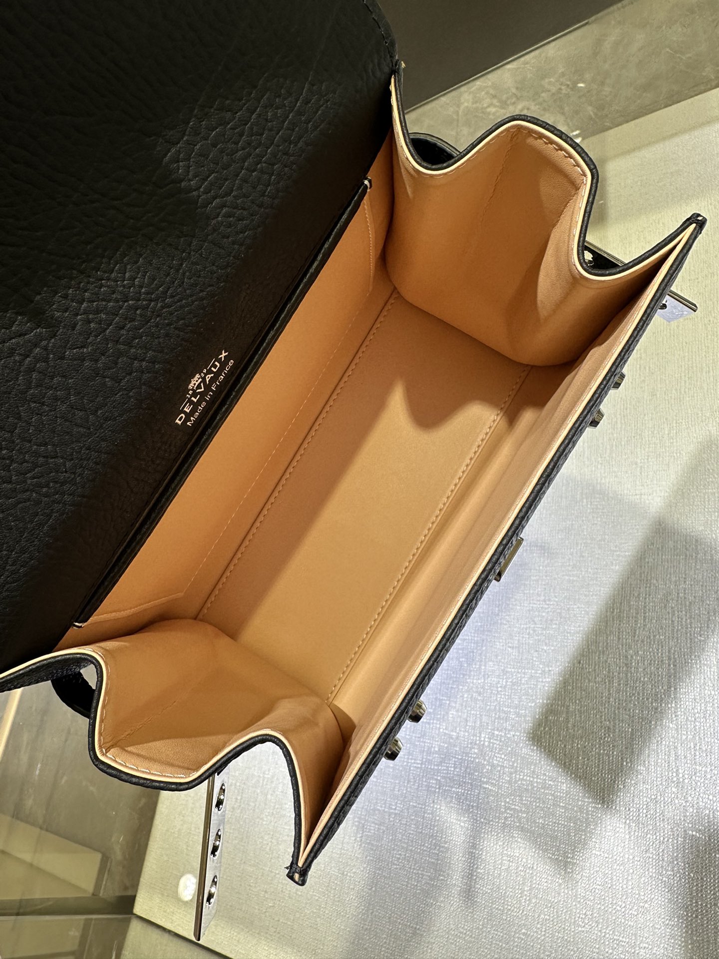 Delvaux Tempete PM new size, cow neck black Tempete was designed in 1967 by the famous Belgian architect Paule Goethals for Delvaux's 1967 "Yachting" series Size: 21.5cm wide, 19cm high, 10cm deep. 4 Delvaux Tempete PM new size, cow neck black Tempete was designed in 1967 by the famous Belgian architect Paule Goethals for Delvaux's 1967 "Yachting" series Size: 21.5cm wide, 19cm high, 10cm deep. - Image 4