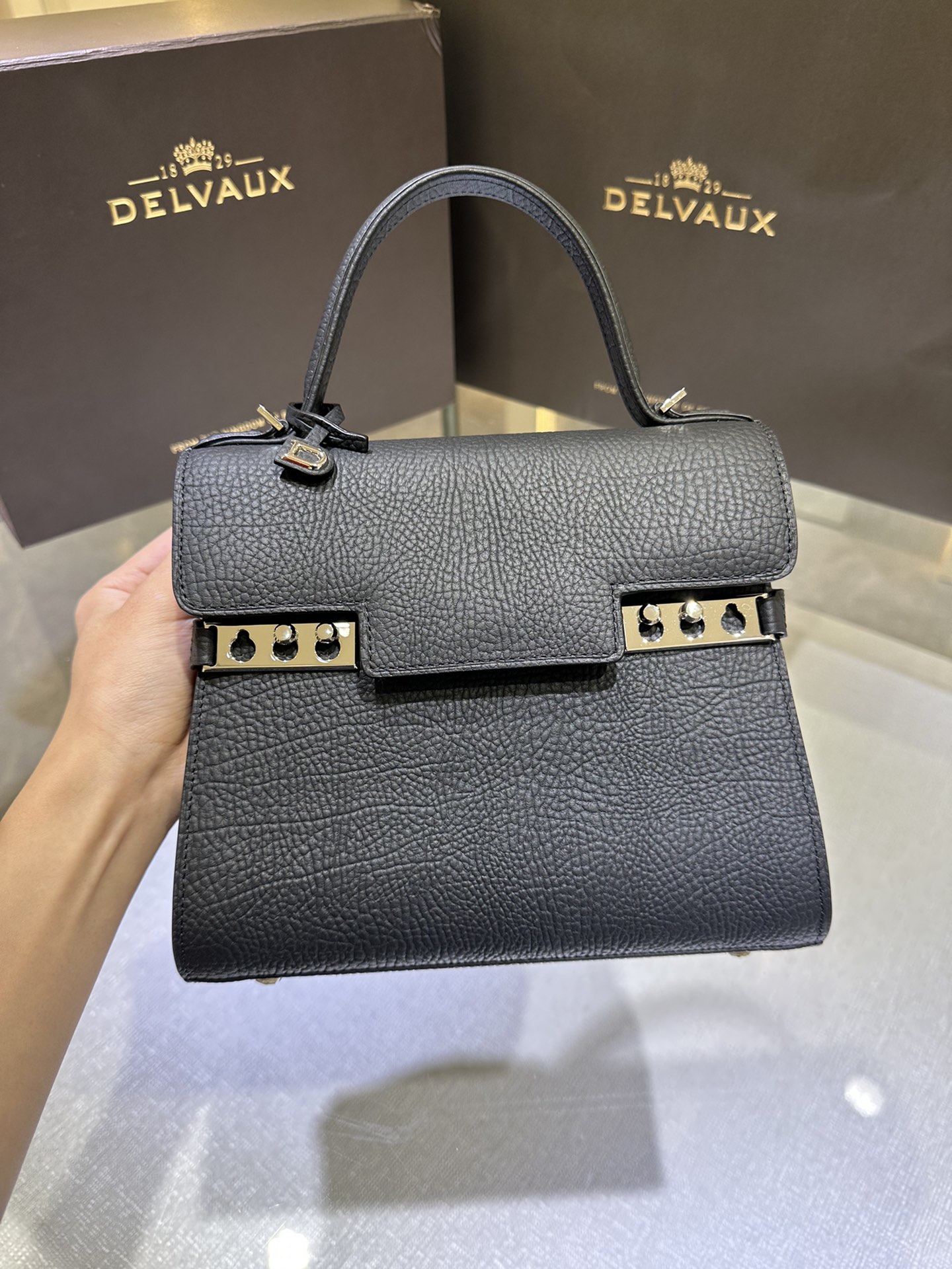 Delvaux Tempete PM new size, cow neck black Tempete was designed in 1967 by the famous Belgian architect Paule Goethals for Delvaux's 1967 "Yachting" series Size: 21.5cm wide, 19cm high, 10cm deep.