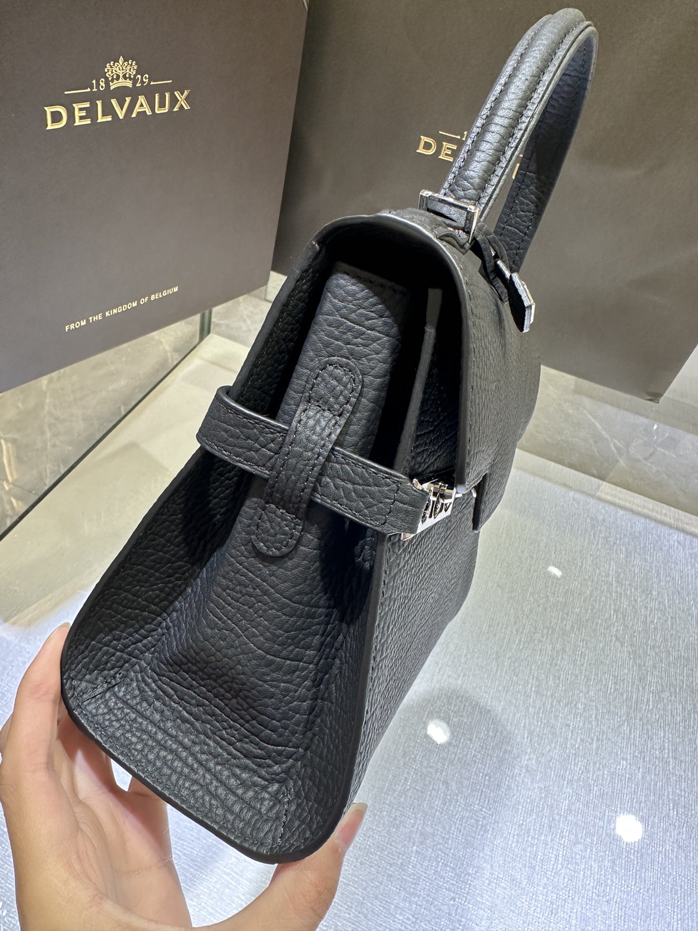 Delvaux Tempete PM new size, cow neck black Tempete was designed in 1967 by the famous Belgian architect Paule Goethals for Delvaux's 1967 "Yachting" series Size: 21.5cm wide, 19cm high, 10cm deep. 6 Delvaux Tempete PM new size, cow neck black Tempete was designed in 1967 by the famous Belgian architect Paule Goethals for Delvaux's 1967 "Yachting" series Size: 21.5cm wide, 19cm high, 10cm deep. - Image 6