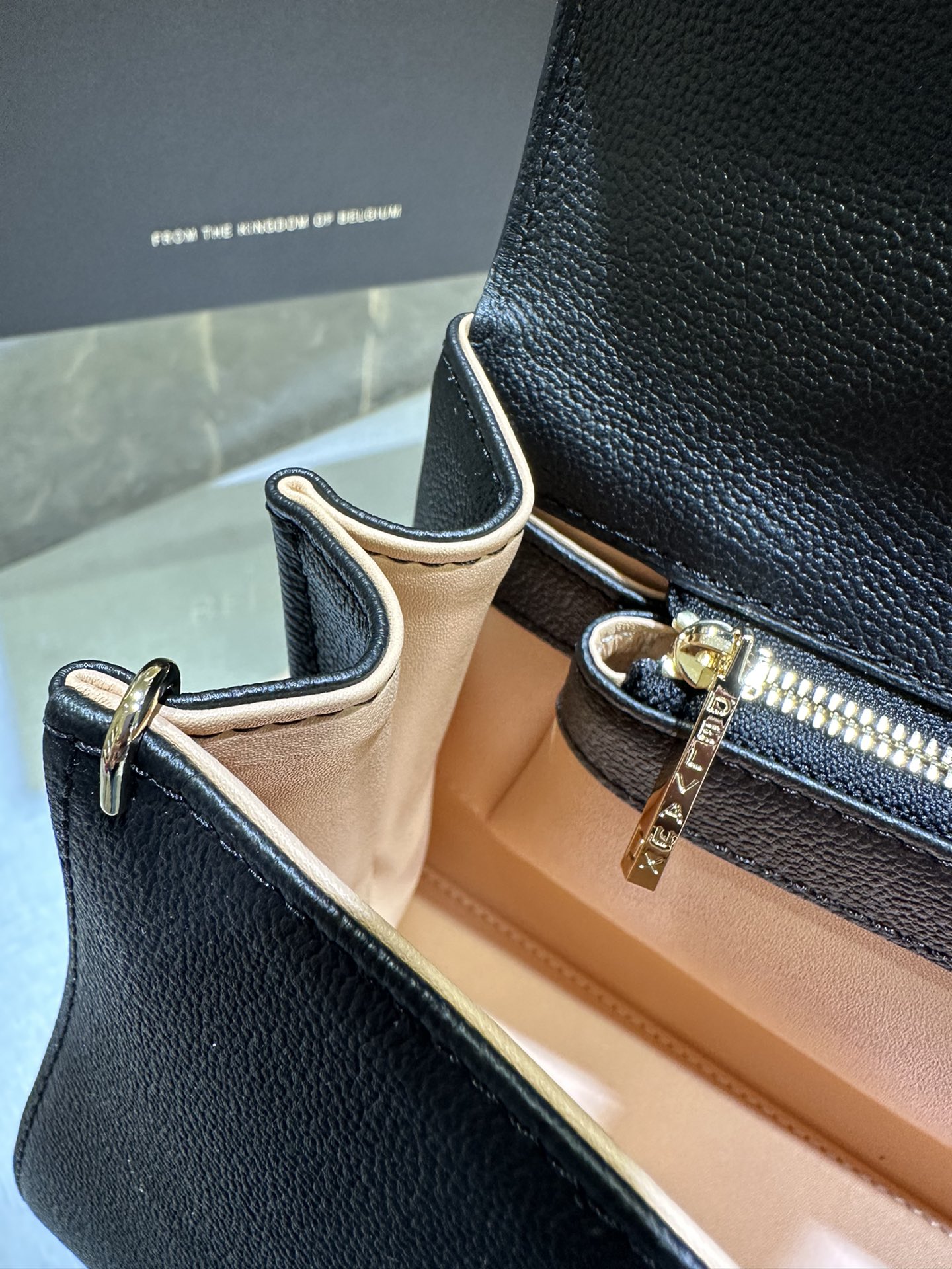 Delvaux brillant togo leather Belgian 🇧🇪 Royal brand Size 28*11*16 3 Delvaux brillant togo leather Belgian 🇧🇪 Royal brand Size 28*11*16 - Image 3