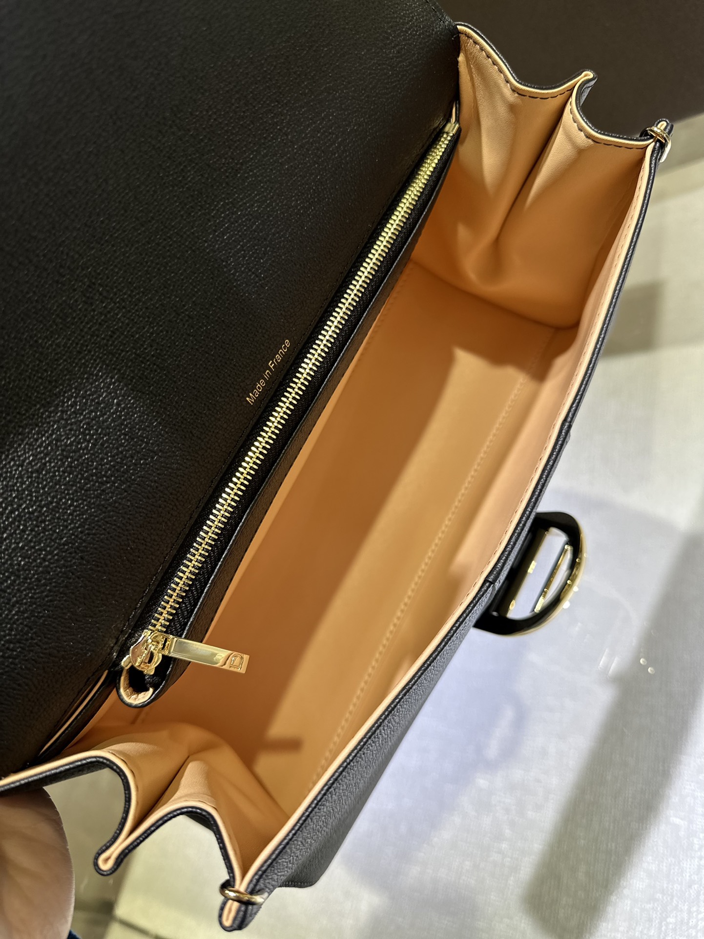 Delvaux brillant togo leather Belgian 🇧🇪 Royal brand Size 28*11*16 4 Delvaux brillant togo leather Belgian 🇧🇪 Royal brand Size 28*11*16 - Image 4