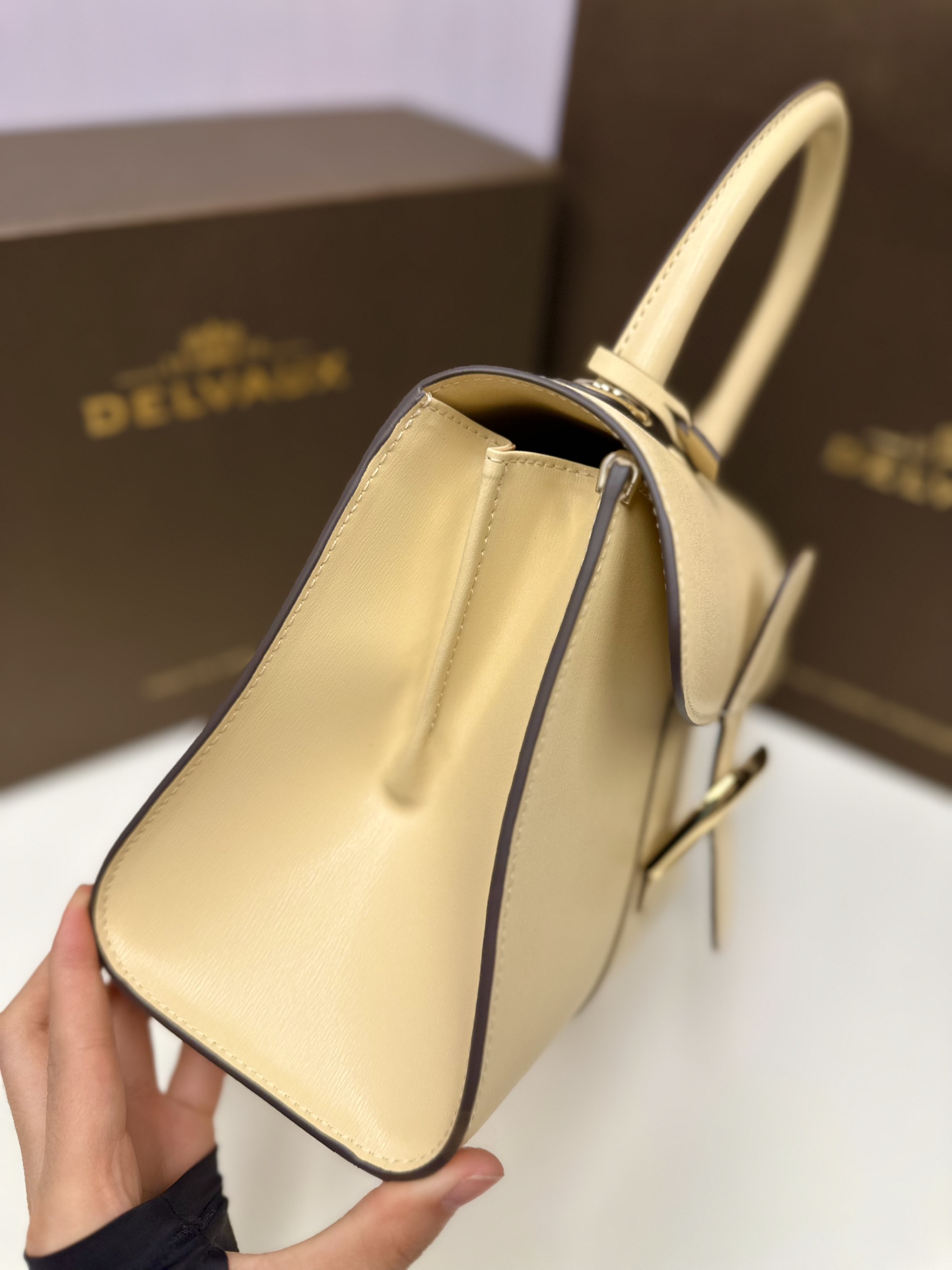 Delvaux New version of double ring Brillant box leather in stock ⚠️ Lambskin lining Comes with an adjustable long shoulder strap, mirror and small charm. Size 24*12*19 6 Delvaux New version of double ring Brillant box leather in stock ⚠️ Lambskin lining Comes with an adjustable long shoulder strap, mirror and small charm. Size 24*12*19 - Image 6