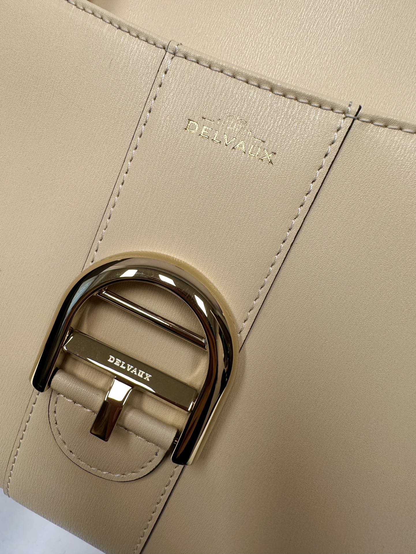 Delvaux New version of double ring Brillant box leather in stock ⚠️ Lambskin lining Comes with an adjustable long shoulder strap, mirror and small charm. Size 24*12*19 3 Delvaux New version of double ring Brillant box leather in stock ⚠️ Lambskin lining Comes with an adjustable long shoulder strap, mirror and small charm. Size 24*12*19 - Image 3