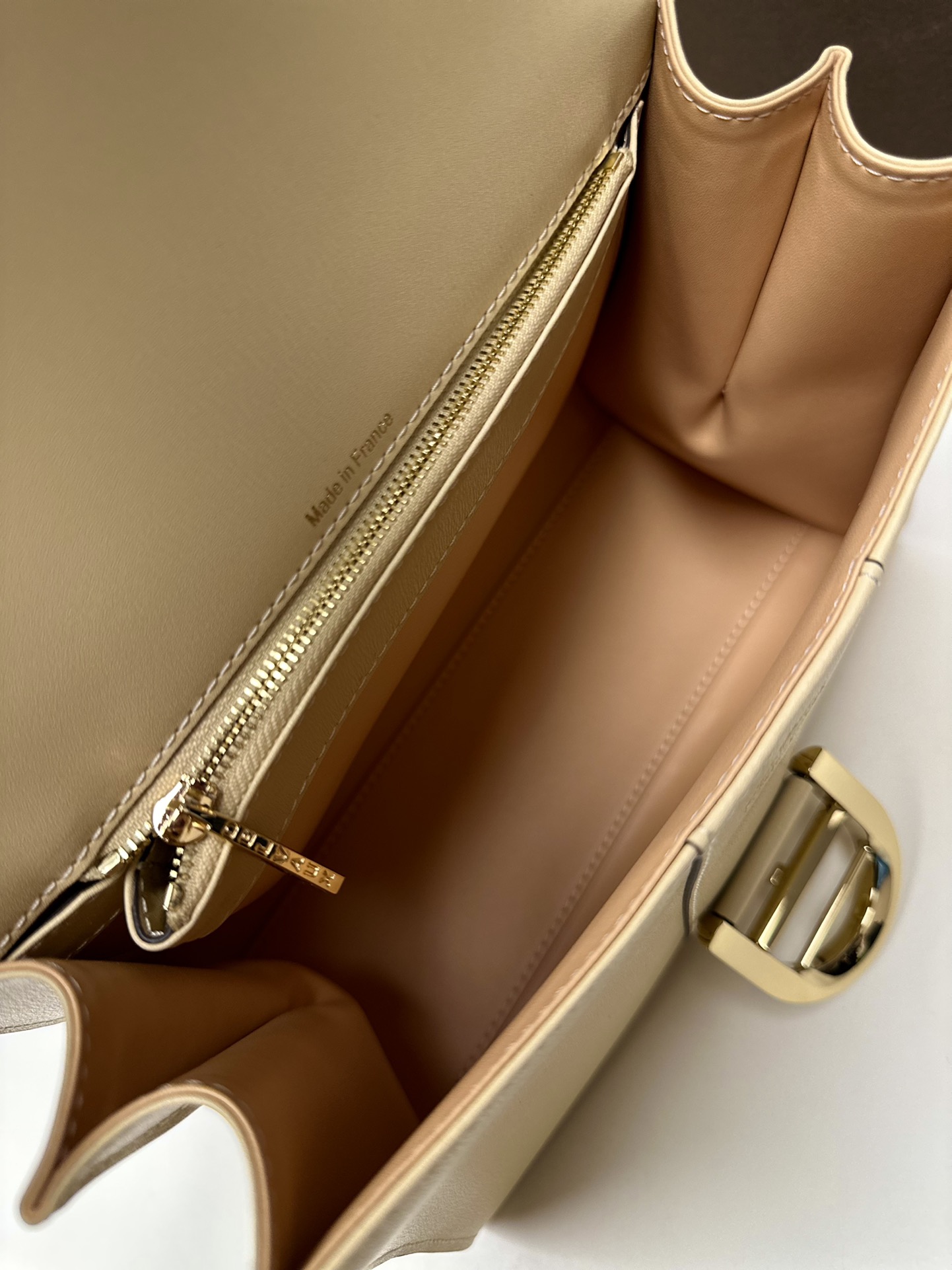 Delvaux New version of double ring Brillant box leather in stock ⚠️ Lambskin lining Comes with an adjustable long shoulder strap, mirror and small charm. Size 24*12*19 4 Delvaux New version of double ring Brillant box leather in stock ⚠️ Lambskin lining Comes with an adjustable long shoulder strap, mirror and small charm. Size 24*12*19 - Image 4