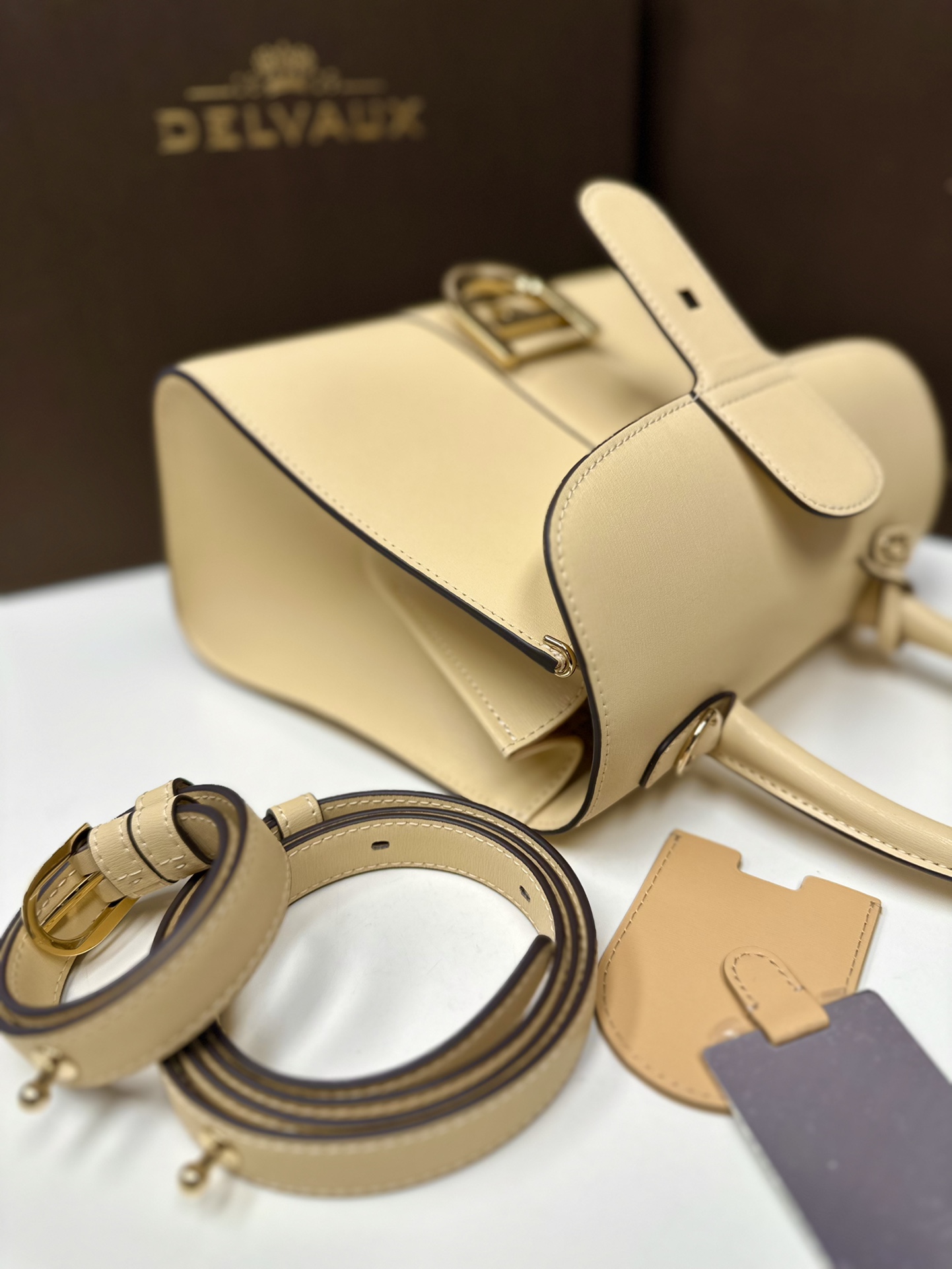 Delvaux New version of double ring Brillant box leather in stock ⚠️ Lambskin lining Comes with an adjustable long shoulder strap, mirror and small charm. Size 24*12*19 7 Delvaux New version of double ring Brillant box leather in stock ⚠️ Lambskin lining Comes with an adjustable long shoulder strap, mirror and small charm. Size 24*12*19 - Image 7