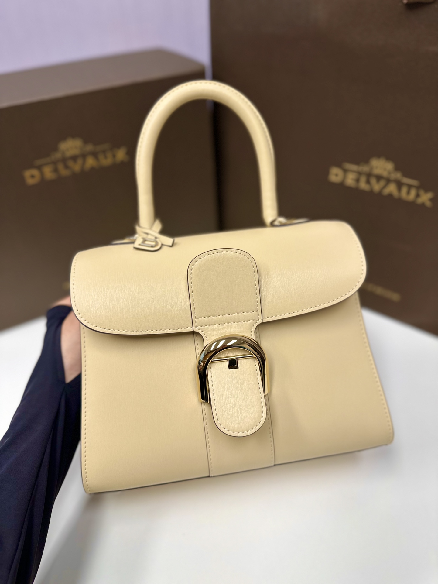 Delvaux New version of double ring Brillant box leather in stock ⚠️ Lambskin lining Comes with an adjustable long shoulder strap, mirror and small charm. Size 24*12*19 9 Delvaux New version of double ring Brillant box leather in stock ⚠️ Lambskin lining Comes with an adjustable long shoulder strap, mirror and small charm. Size 24*12*19 - Image 9