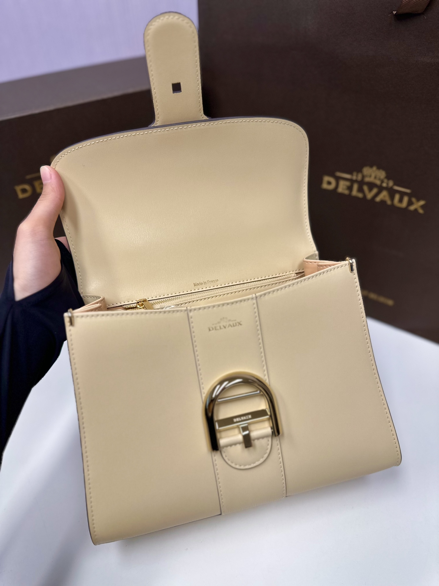 Delvaux New version of double ring Brillant box leather in stock ⚠️ Lambskin lining Comes with an adjustable long shoulder strap, mirror and small charm. Size 24*12*19 5 Delvaux New version of double ring Brillant box leather in stock ⚠️ Lambskin lining Comes with an adjustable long shoulder strap, mirror and small charm. Size 24*12*19 - Image 5