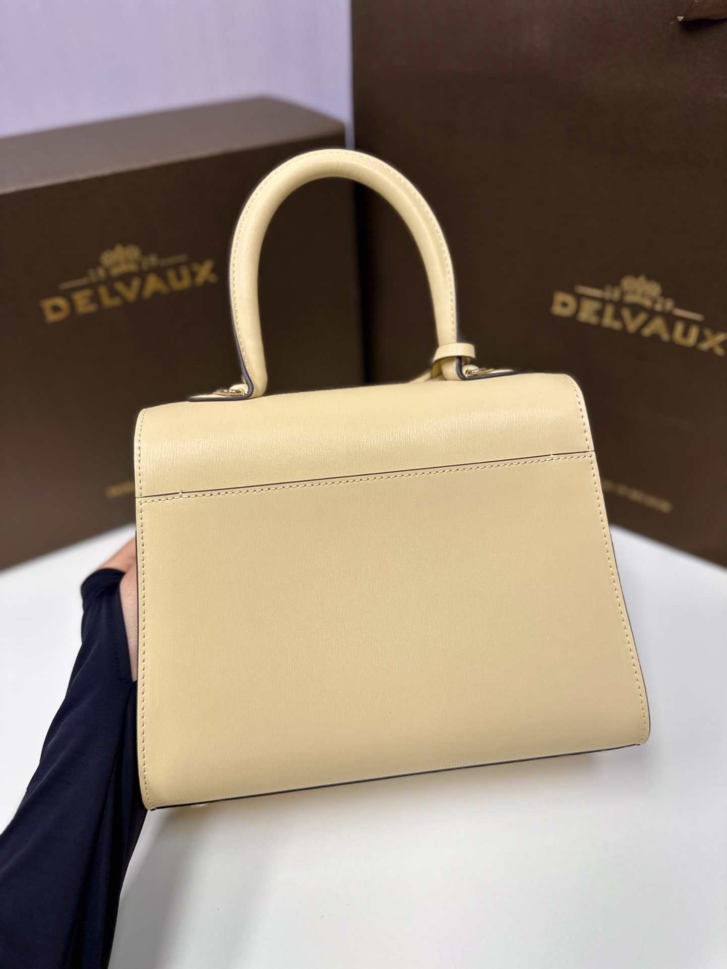 Delvaux New version of double ring Brillant box leather in stock ⚠️ Lambskin lining Comes with an adjustable long shoulder strap, mirror and small charm. Size 24*12*19 8 Delvaux New version of double ring Brillant box leather in stock ⚠️ Lambskin lining Comes with an adjustable long shoulder strap, mirror and small charm. Size 24*12*19 - Image 8