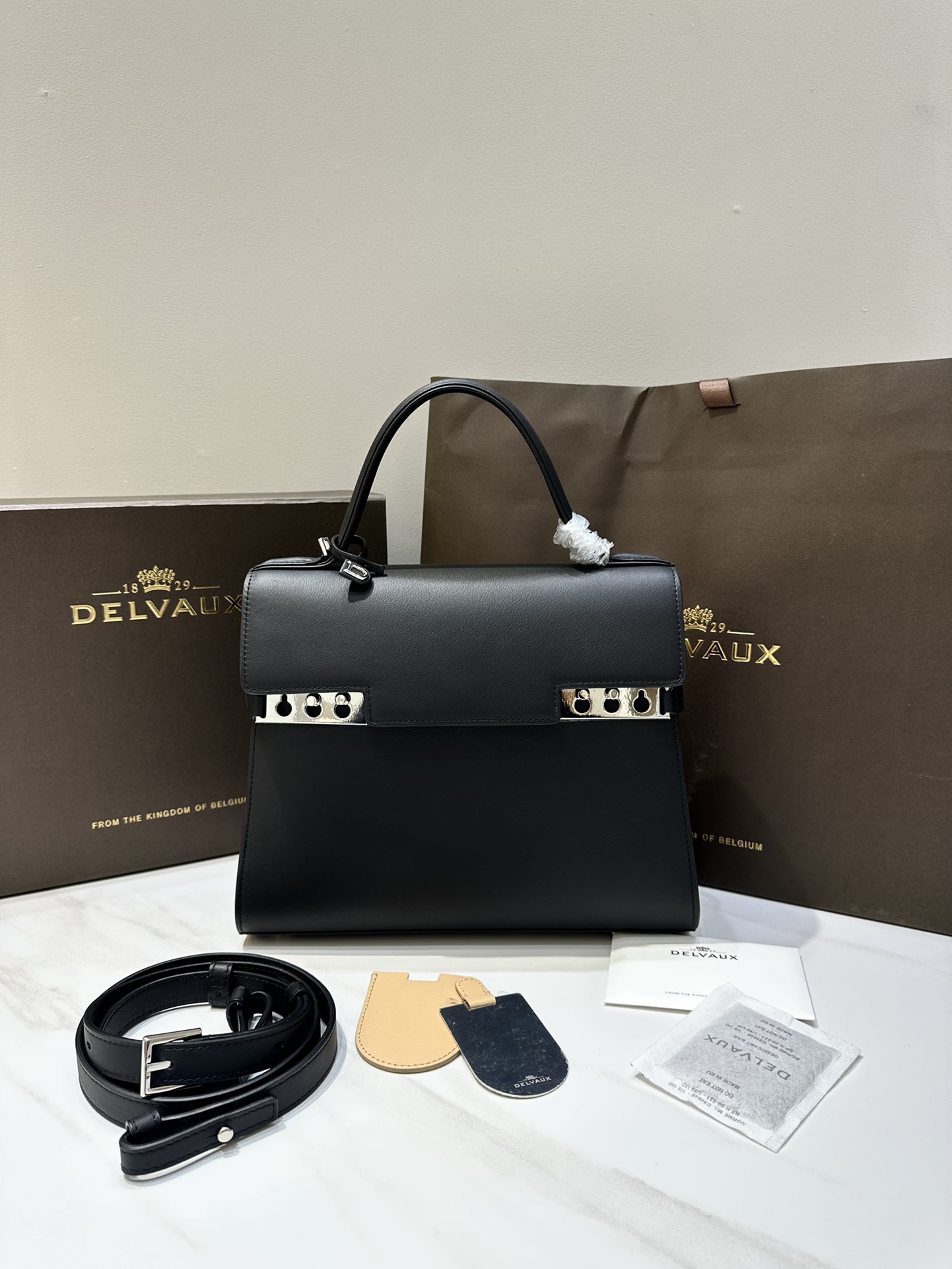 Delvaux Tempete MM swift calf leather Belgian 🇧🇪 Royal brand With matching shoulder strap, mirror and small pendant Size: 28*10.5*21.5
