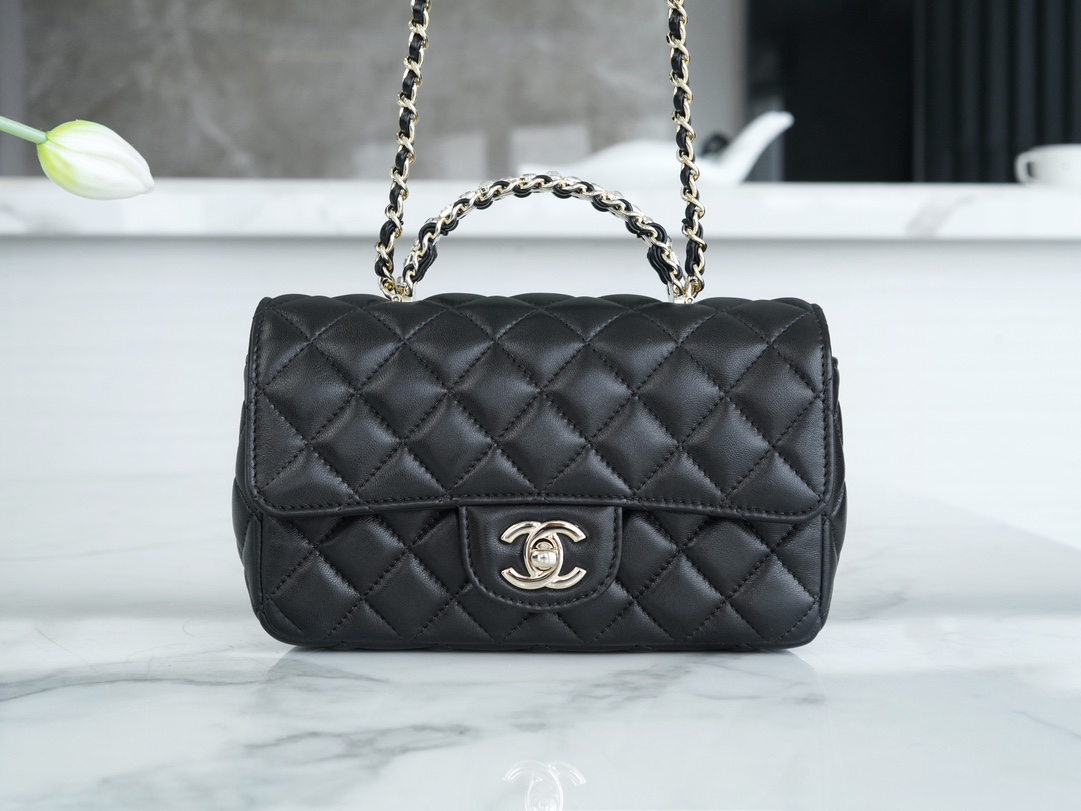 CHANEL 𝟐𝟑𝐀 rhinestone handle cf medium black Another dream bag has been added~ Exquisite and soft lambskin Size: 20*7*12cm