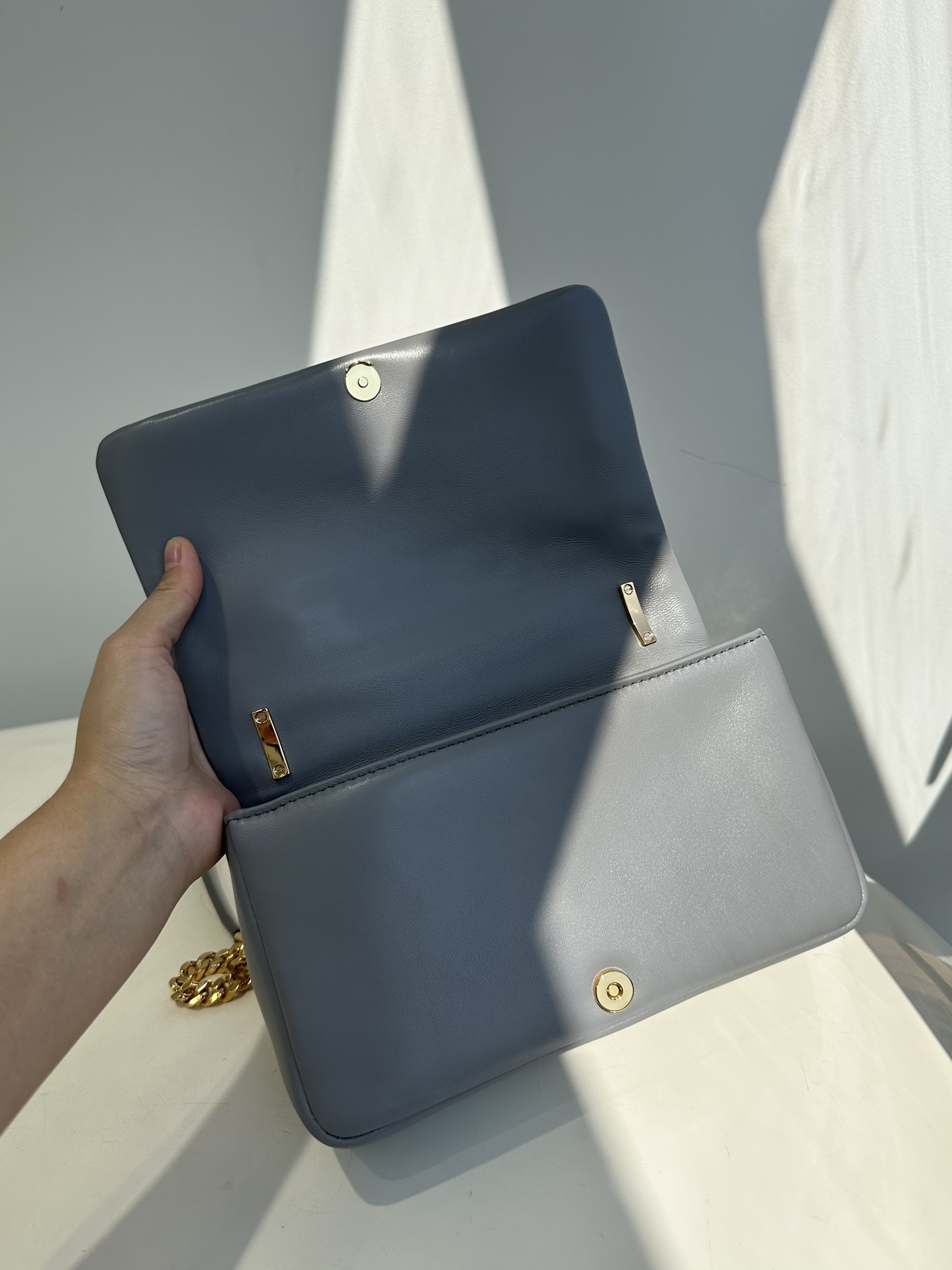 Burberry pure original LolaTB quilted sheepskin Lona chain shoulder and crossbody bag, the bag body is made of imported selected tanned soft lambskin Size: 23X13X6cm 4 Burberry pure original LolaTB quilted sheepskin Lona chain shoulder and crossbody bag, the bag body is made of imported selected tanned soft lambskin Size: 23X13X6cm - Image 4