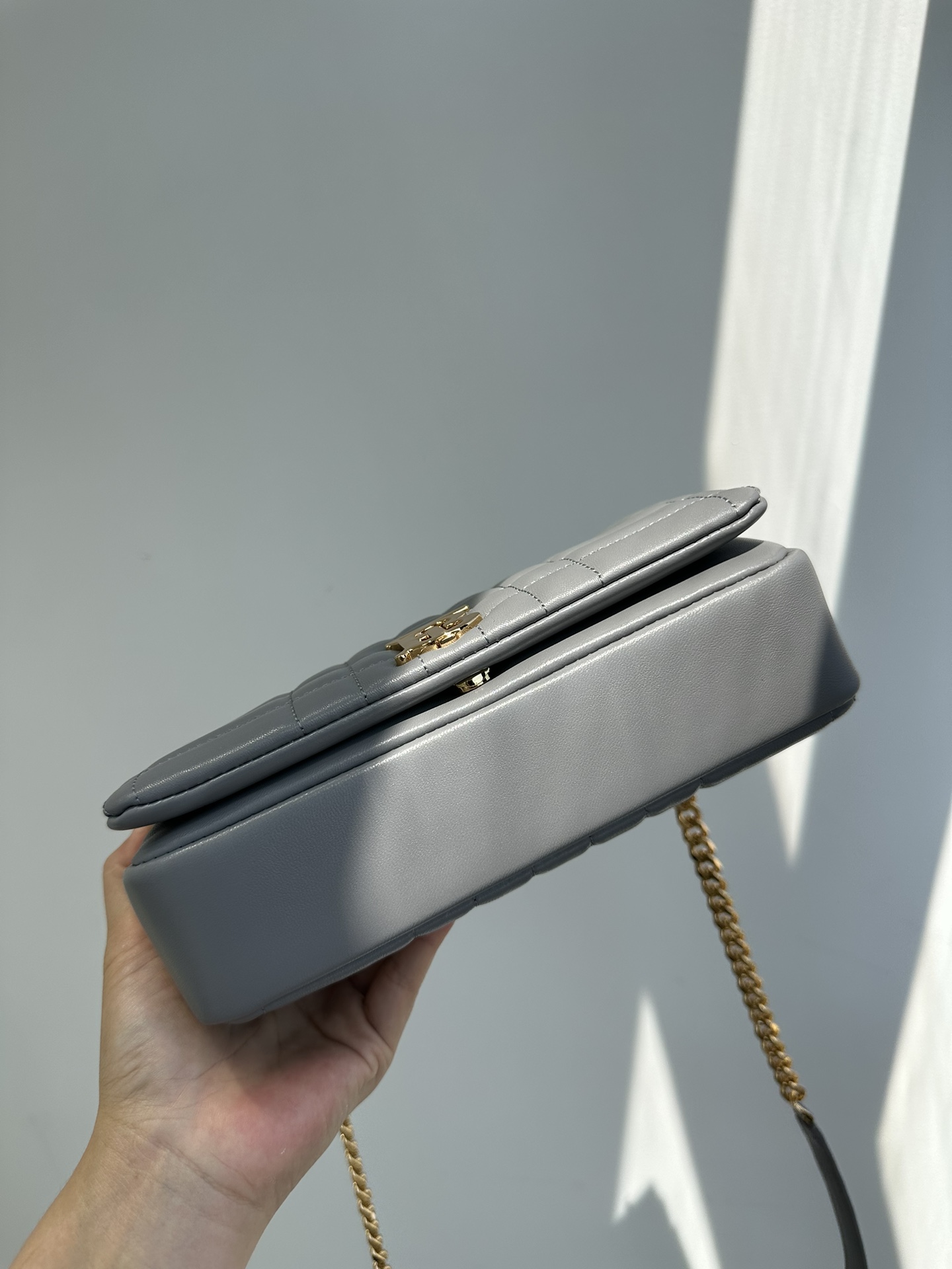 Burberry pure original LolaTB quilted sheepskin Lona chain shoulder and crossbody bag, the bag body is made of imported selected tanned soft lambskin Size: 23X13X6cm 5 Burberry pure original LolaTB quilted sheepskin Lona chain shoulder and crossbody bag, the bag body is made of imported selected tanned soft lambskin Size: 23X13X6cm - Image 5