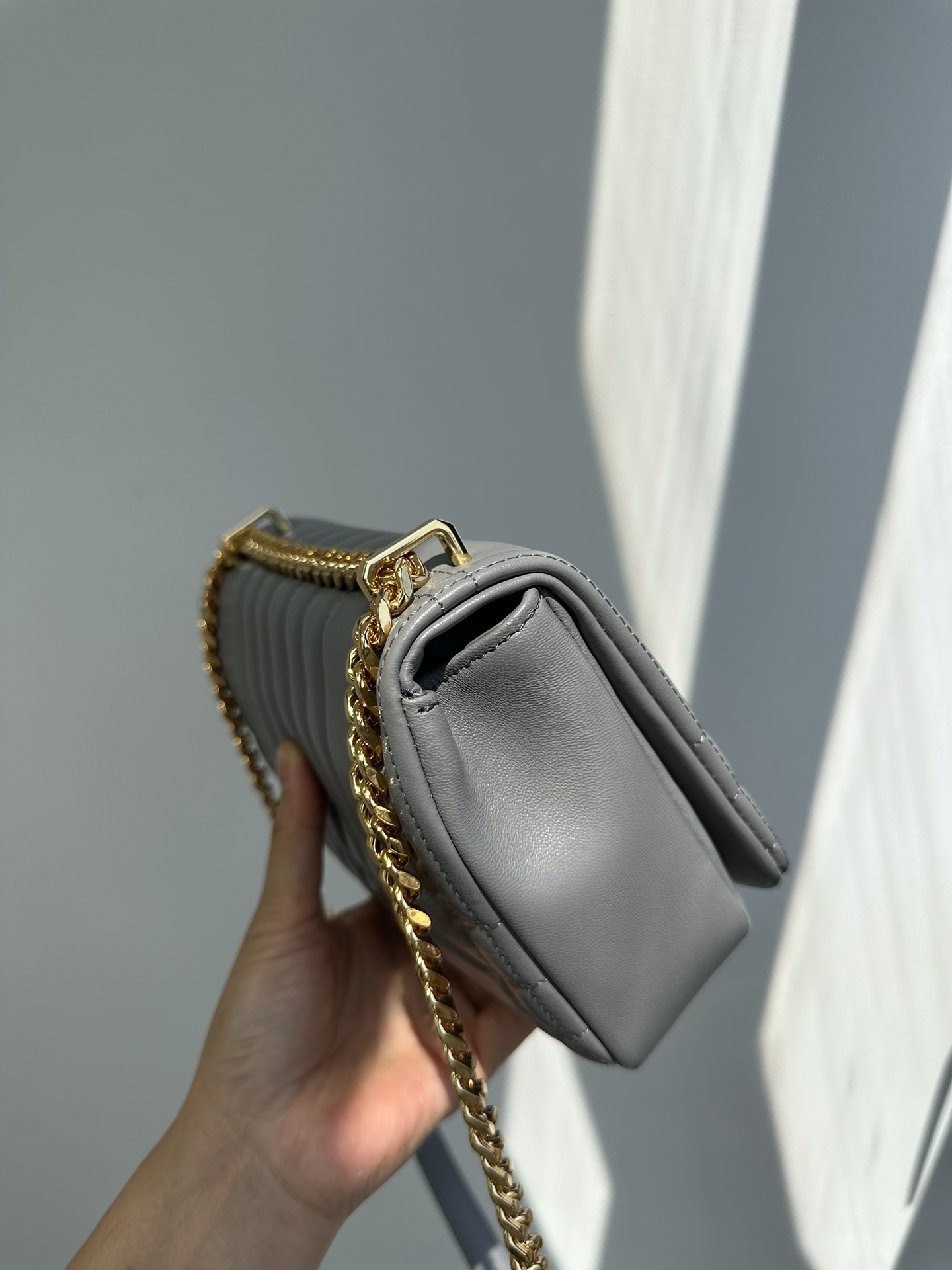 Burberry pure original LolaTB quilted sheepskin Lona chain shoulder and crossbody bag, the bag body is made of imported selected tanned soft lambskin Size: 23X13X6cm 6 Burberry pure original LolaTB quilted sheepskin Lona chain shoulder and crossbody bag, the bag body is made of imported selected tanned soft lambskin Size: 23X13X6cm - Image 6