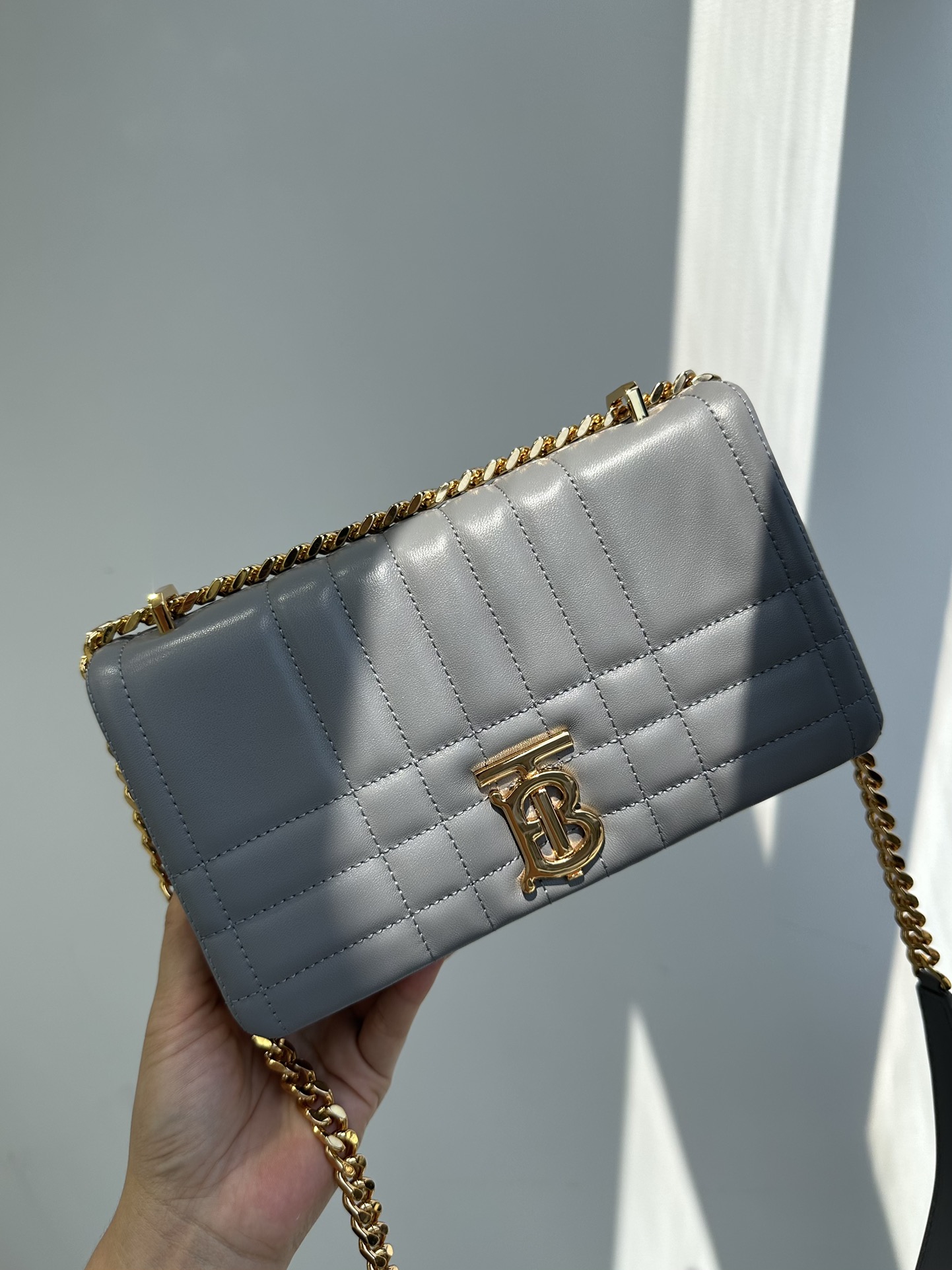 Burberry pure original LolaTB quilted sheepskin Lona chain shoulder and crossbody bag, the bag body is made of imported selected tanned soft lambskin Size: 23X13X6cm 8 Burberry pure original LolaTB quilted sheepskin Lona chain shoulder and crossbody bag, the bag body is made of imported selected tanned soft lambskin Size: 23X13X6cm - Image 8