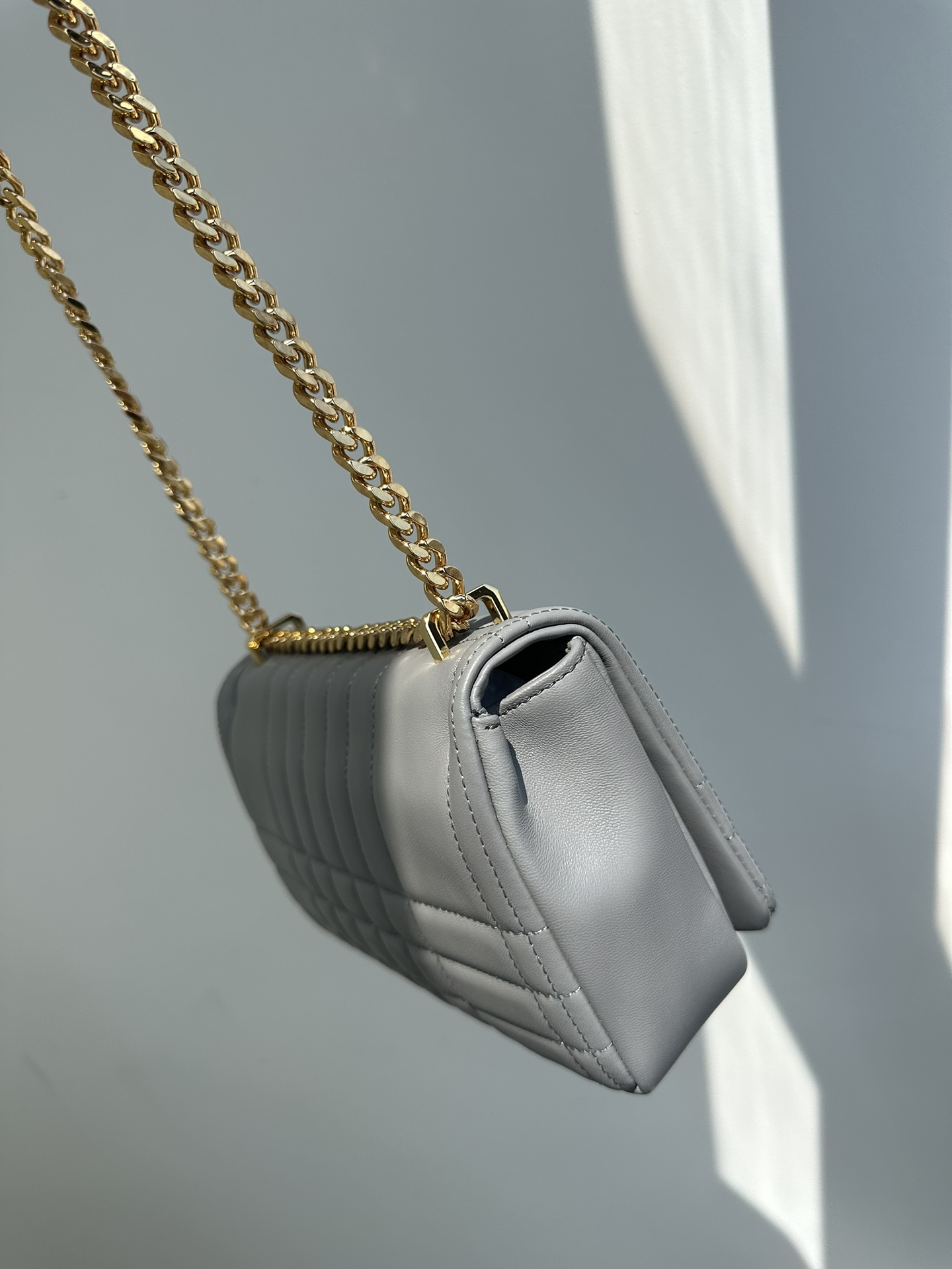 Burberry pure original LolaTB quilted sheepskin Lona chain shoulder and crossbody bag, the bag body is made of imported selected tanned soft lambskin Size: 23X13X6cm 9 Burberry pure original LolaTB quilted sheepskin Lona chain shoulder and crossbody bag, the bag body is made of imported selected tanned soft lambskin Size: 23X13X6cm - Image 9