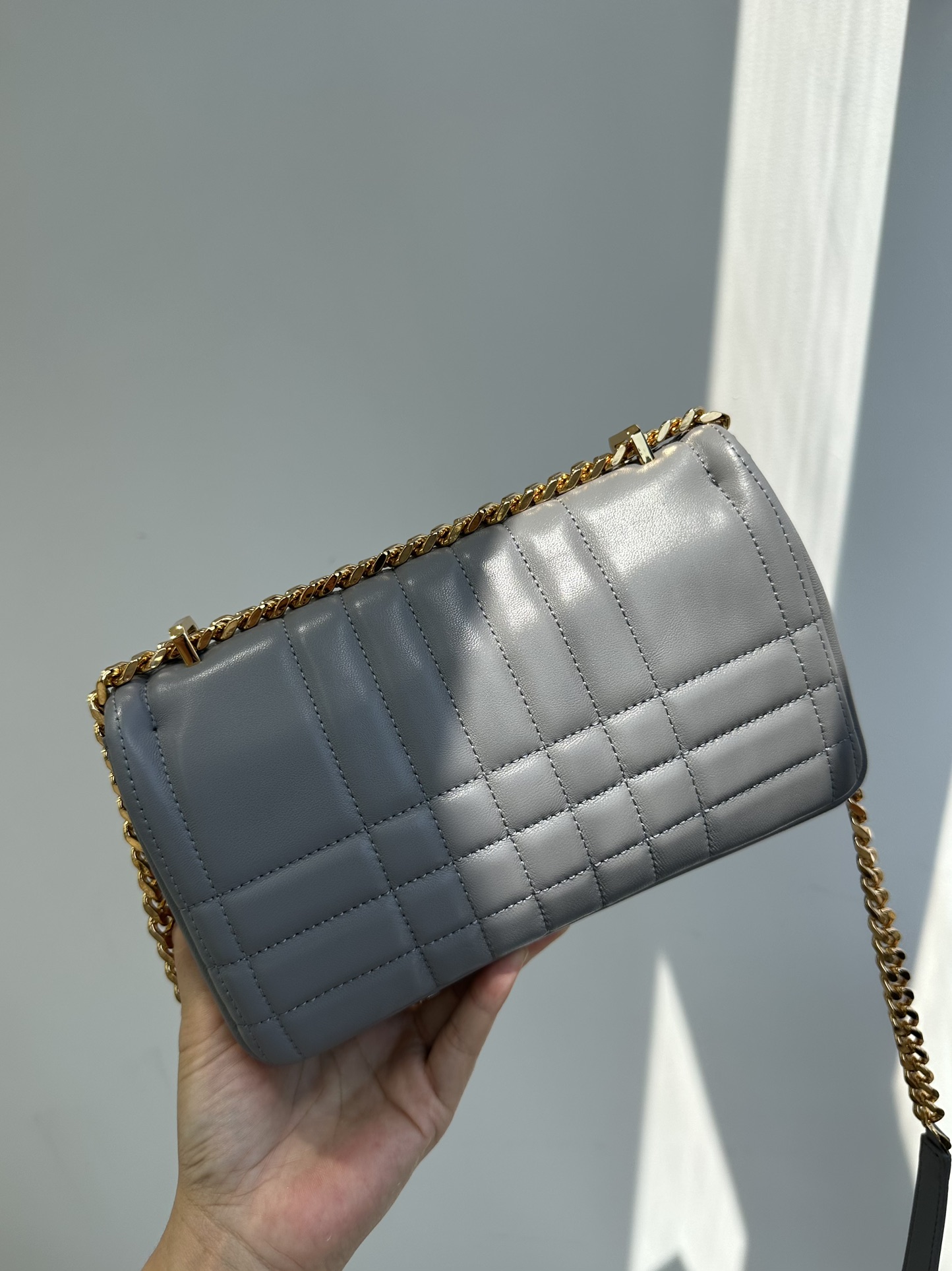 Burberry pure original LolaTB quilted sheepskin Lona chain shoulder and crossbody bag, the bag body is made of imported selected tanned soft lambskin Size: 23X13X6cm 7 Burberry pure original LolaTB quilted sheepskin Lona chain shoulder and crossbody bag, the bag body is made of imported selected tanned soft lambskin Size: 23X13X6cm - Image 7