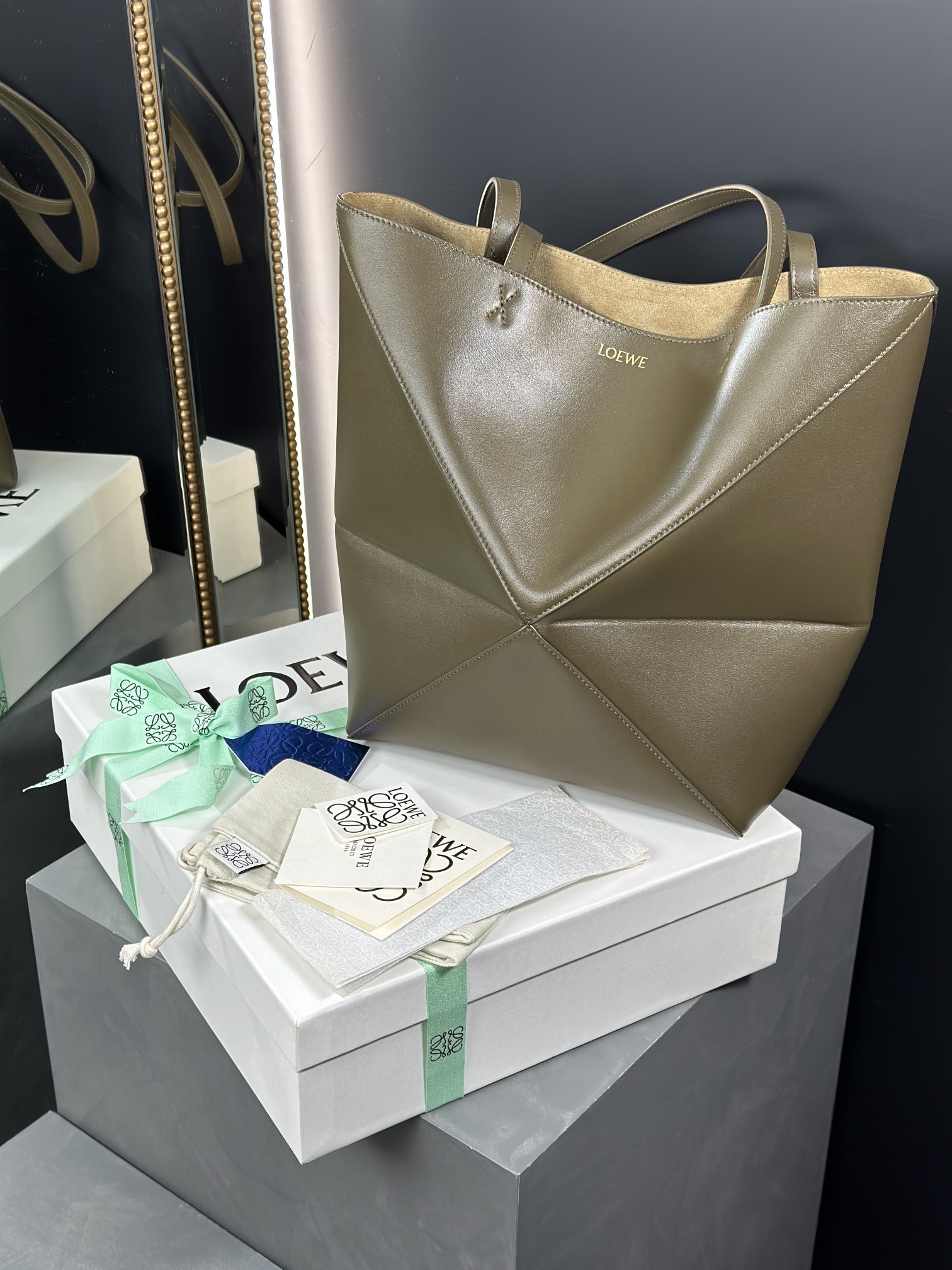 LOEWE Inspired by classic lines Medium size: 25.5-14.5-31.5cm