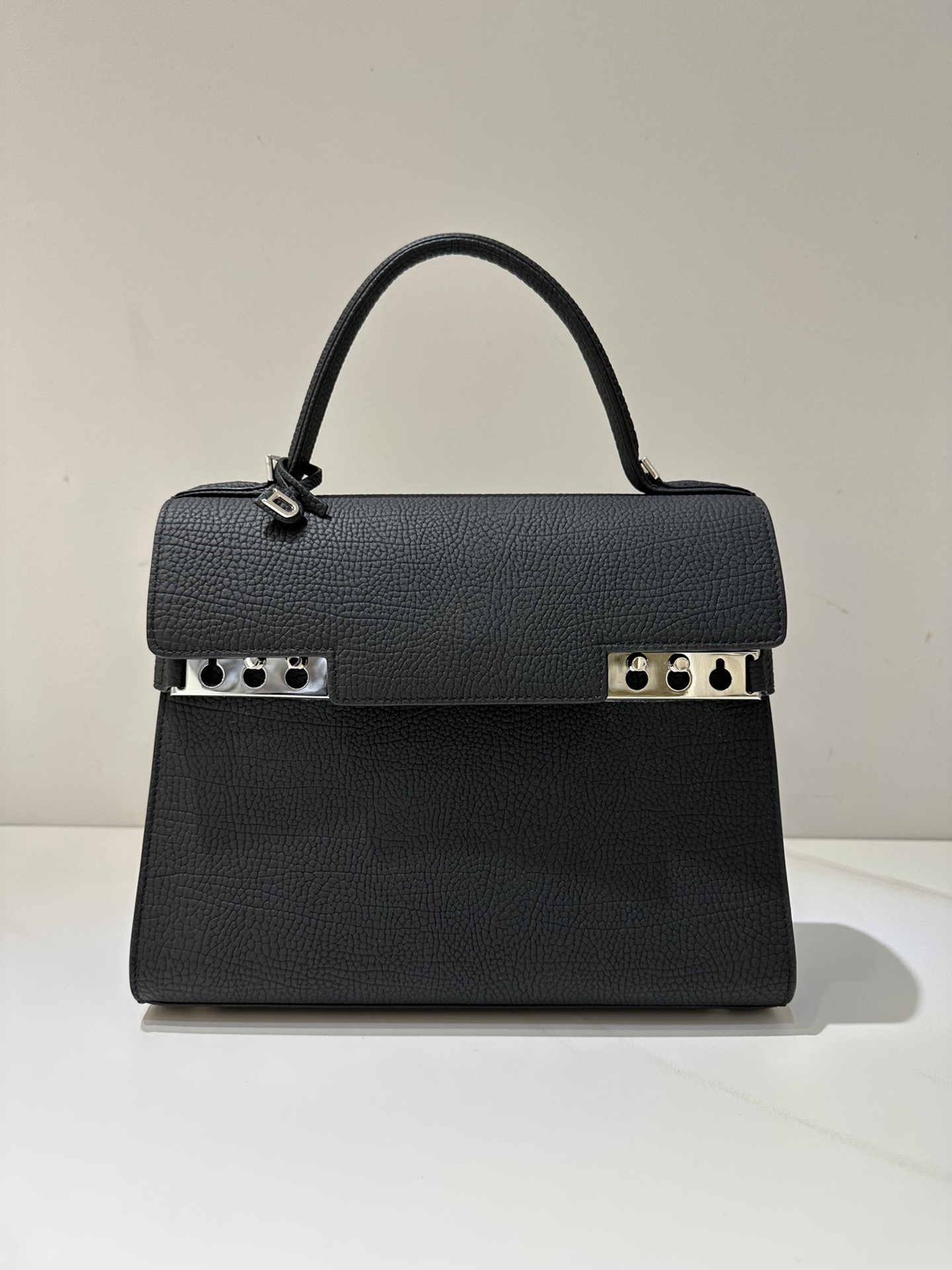 Delvaux Tempete MM cow neck leather Belgian 🇧🇪 Royal brand With matching shoulder strap, mirror and small pendant. Sheepskin lining Size: 28 9 Delvaux Tempete MM cow neck leather Belgian 🇧🇪 Royal brand With matching shoulder strap, mirror and small pendant. Sheepskin lining Size: 28 - Image 9