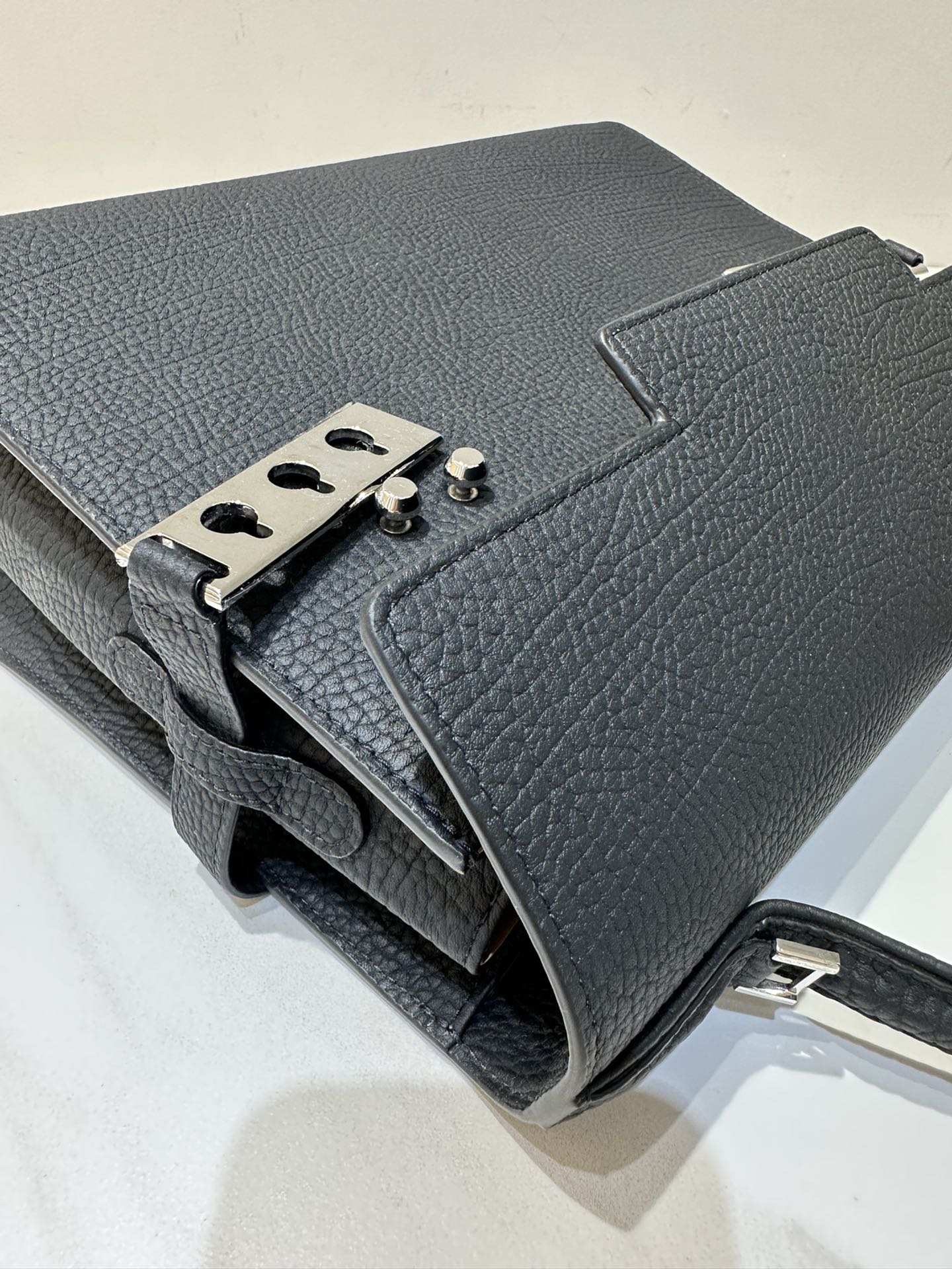 Delvaux Tempete MM cow neck leather Belgian 🇧🇪 Royal brand With matching shoulder strap, mirror and small pendant. Sheepskin lining Size: 28 6 Delvaux Tempete MM cow neck leather Belgian 🇧🇪 Royal brand With matching shoulder strap, mirror and small pendant. Sheepskin lining Size: 28 - Image 6